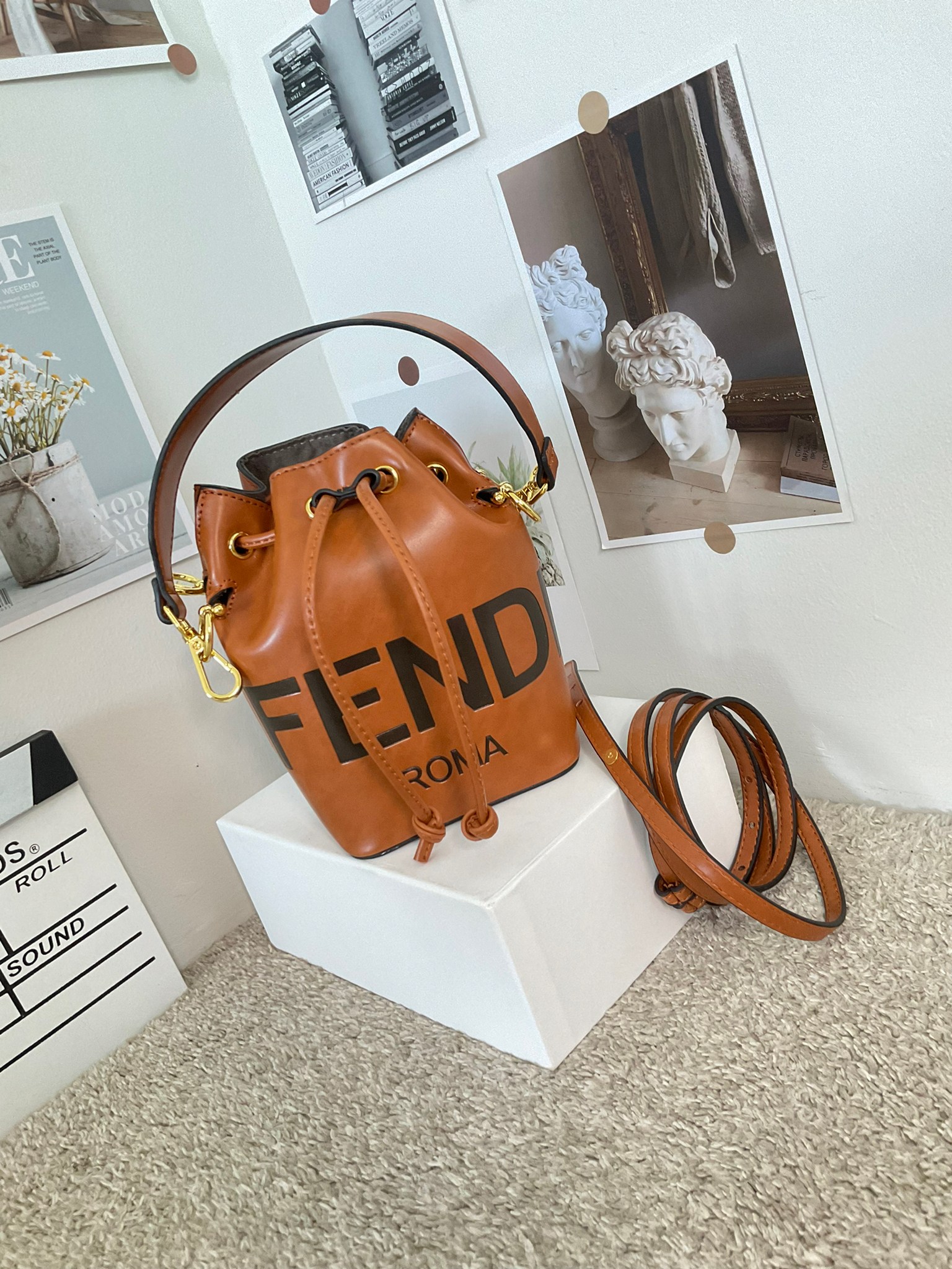 FENDI MON TRESOR MINI LEATHER BUCKET IN BROWN ทรงขนมจีบสุดฮิต! เปิดปิดด้วยตัวเปิดแบบรูด ภายในมีช่องใส่ของหลัก ใส่กระเป๋าสตางค์กลาง + มือถือได้ ทรงนี้กำลังมาแรงมาก อะไหล่ทอง มีสายให้สองแบบ ปรับเปลี่ยนลุคได้ง่าย พร้อมส่งที่ไทยราคาสุดคุ้มห้ามพลาดค่ะ!