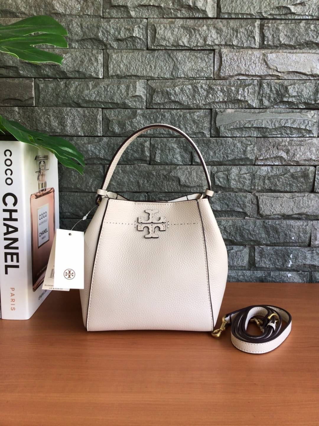 คอลเลคชั่นขายดี มากี่รอบๆ ก็หมดไวทุกรอบ!! TORY BURCH MCGRAW MINI BUCKET BAG กระเป๋าสะพาย และ ถือ คล้องแขน ทรงถัง สะพายได้ 2 ทรง ผลิตจากหนังแท้ หนังลูกวัว หนังนุ่ม หนังหอม น้ำหนักเบามากกก!! หนังลื่น นิ่มสวยมากๆ!! ด้านหน้าประดับโลโก้แบรนด์ ภายในโล่งกว้าง มี