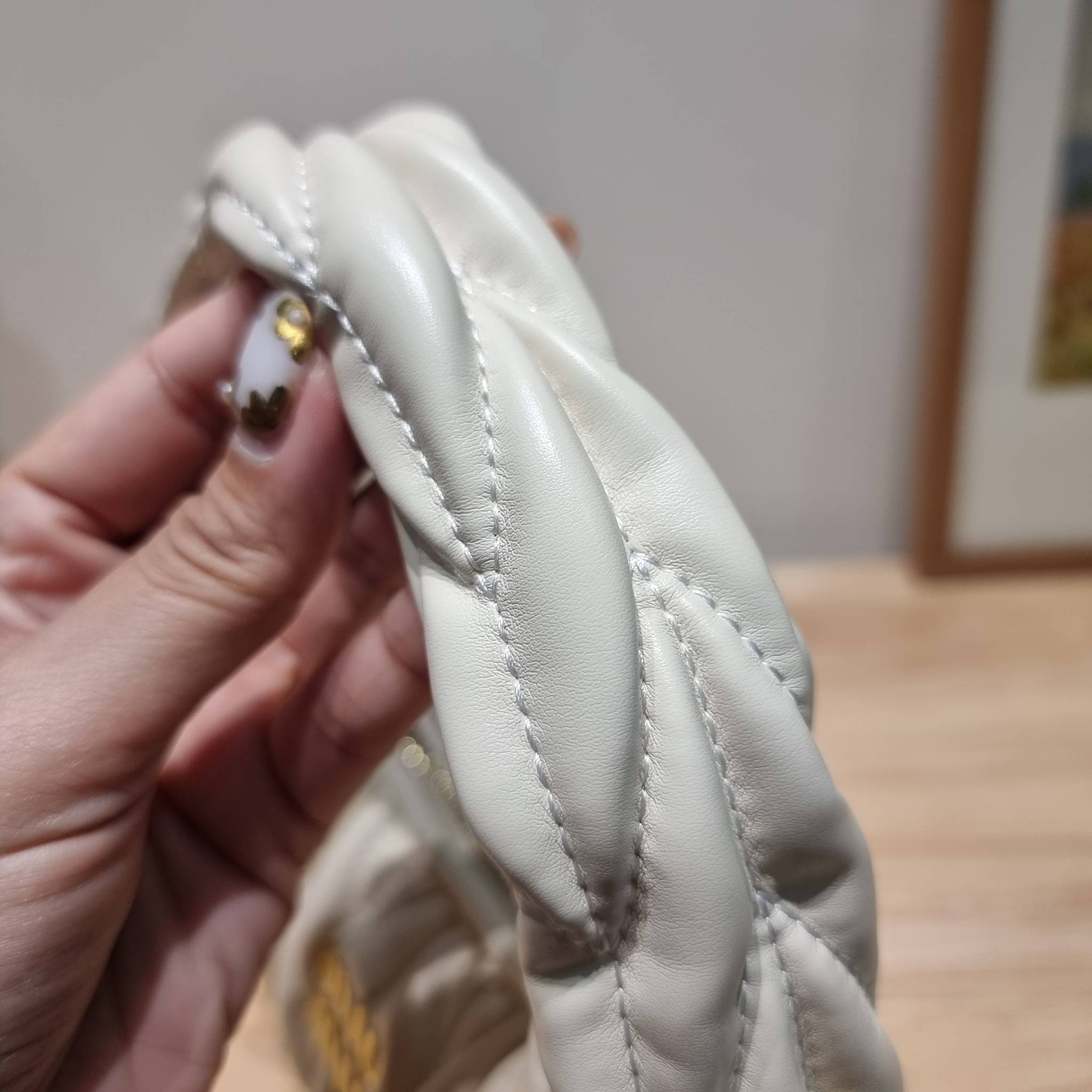 MIU MIU WANDER MATELASSÉ MINI HOBO BAG ไอเท็มสับๆอีกหนึ่ง ที่ต้องมีใช้ได้แล้ว กับกระเป๋าถือ/สะพาย ทรงโฮโบ คิ้วท์สุด ปังสุด ตัวแม่ อินฟลู ดาราเค้าใช้กันเพียบ