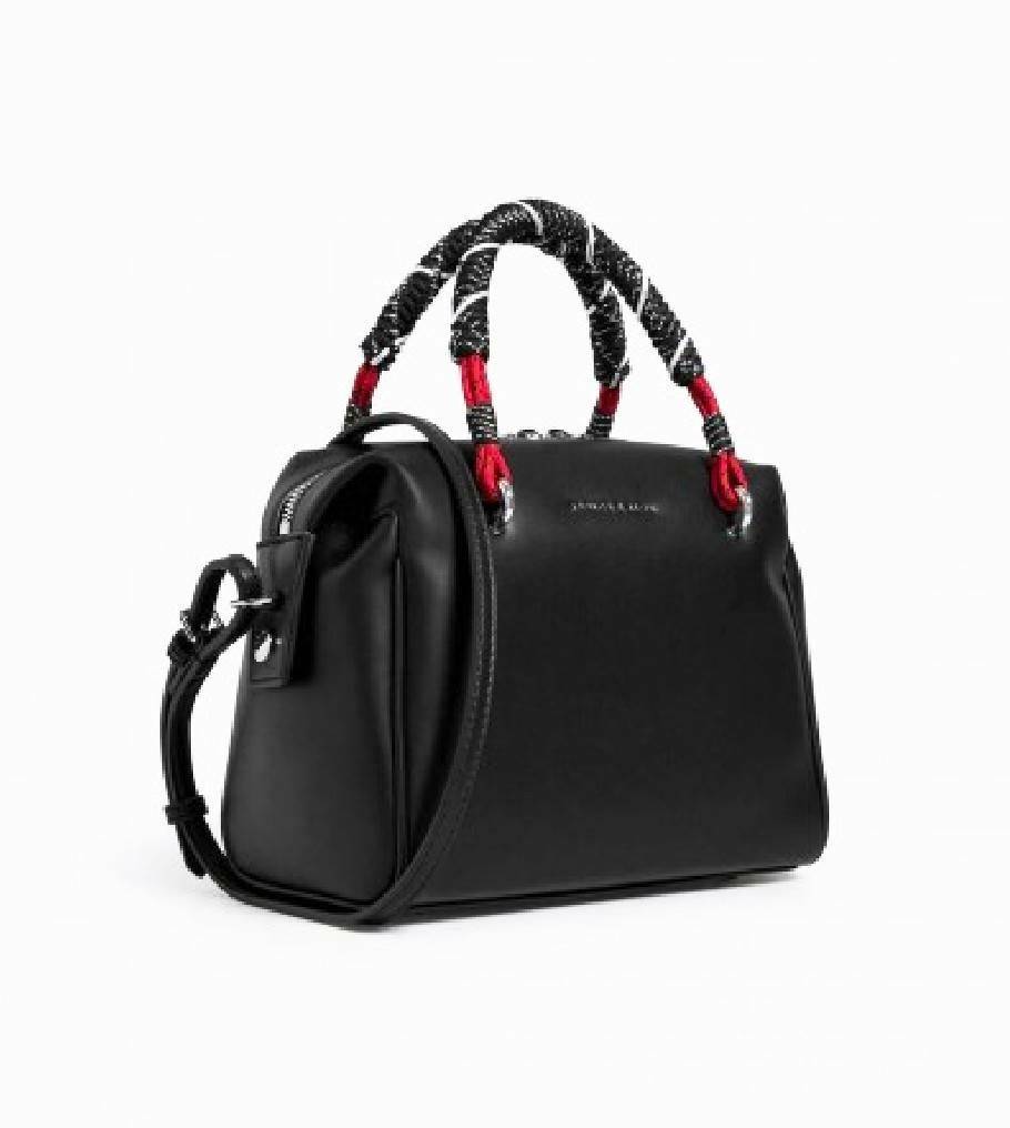 CHARLES & KEITH Nylon Twist Top Handle Bag กระเป๋าถือหรือสะพายรุ่นใหม่แบบชนช็อปทรง Bowling วัสดุหนังแกะสังเคราะห์เรียบสวยอยู่ทรงขนาดกำลังดี น่ารัก น้ำหนักเบา เปิดปิดด้วยซิปคู่สะดวกใช้ ภายในมีโลโก้และช่องซิป มีหมุดรองฐานกันรอยสี่มุม หูจับ Nylon Twist เพิ่ม