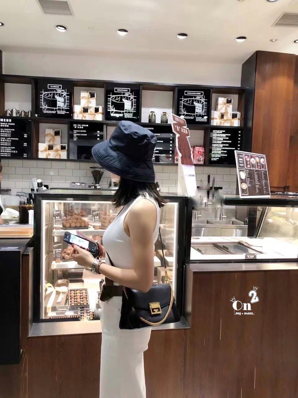 Givenchy GV3 Bag พร้อมส่งที่ไทย กับรุ่นยอดนิยม กระเป๋าสะพายหนังเรียบ เปิดหน้า อะไหล่ทอง งานสวยเป๊ะอะไหล่ปั้มทุกจุด เกรดมิลเลอร์สวยหรู ดูเป็นคนมีเทสดีเลยค่าา ดีไซน์คือสวยมีคลาส มีระดับสุดๆ พร้อมสายโซ่อะไหล่ทอง ละมุนตามากค่าา รุ่นนี้ขายดีมาก ได้มาน้อยด้วยนะ