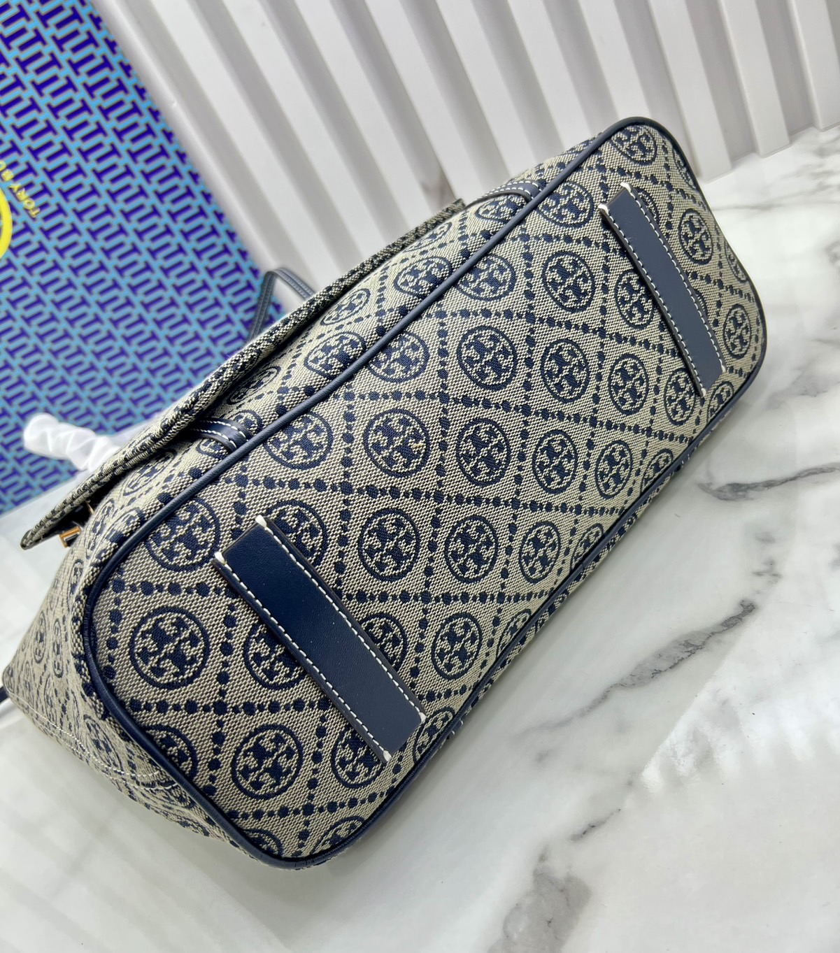 ORI หนังแท้ | Tory Burch T Monogram zip tote bag กระเป๋าทรงโท้ทใบใหญ่ทรงกว้างพร้อมใบเล็กเข้าเซ็ท ดีไซน์สายหนังแต่งคาดหน้า ตัวงานผ้าแจ็คการ์ดตัดขอบหนัง เดอะเบสท์ เซลเลอร์!!