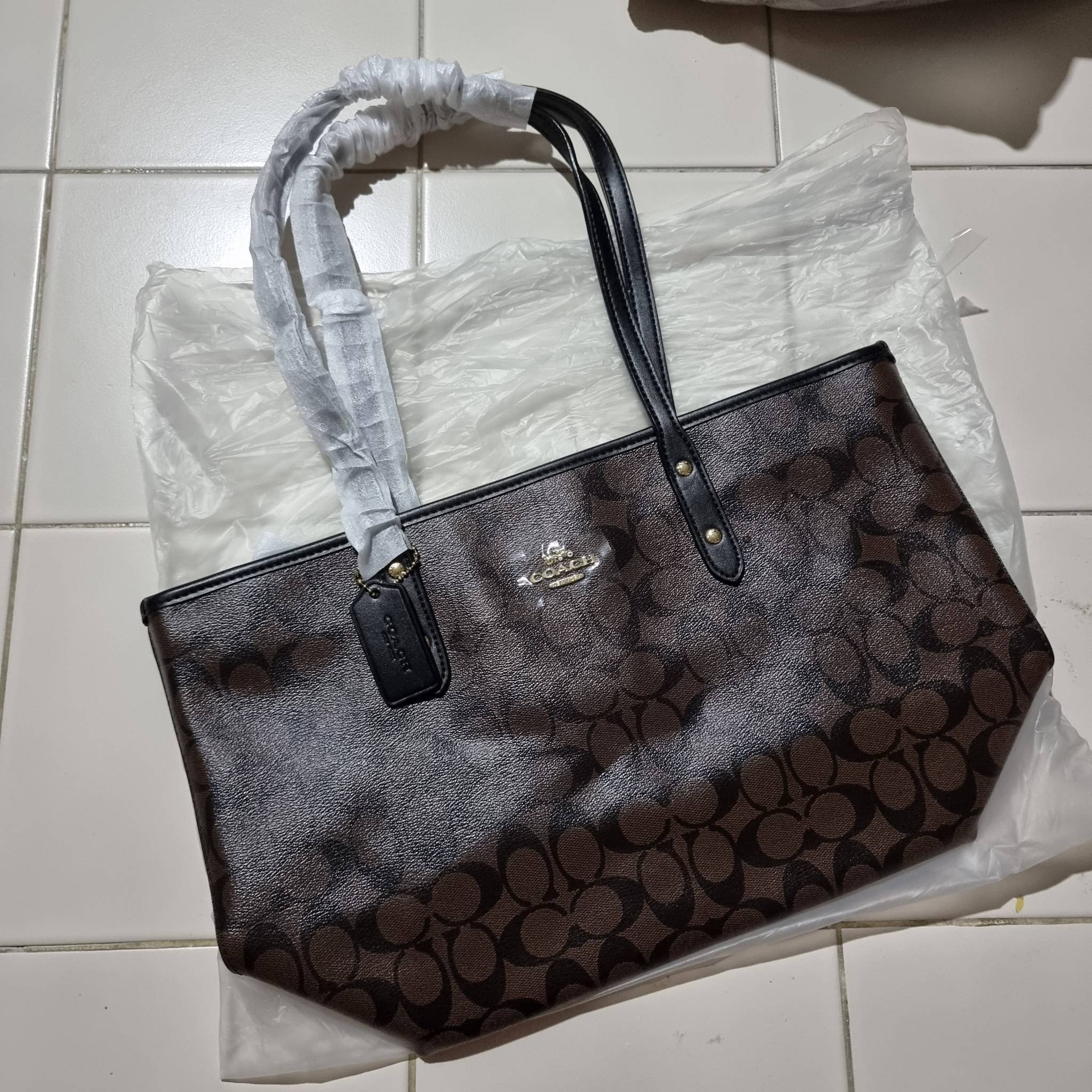 OUTLET 】COACH F58292 CITY ZIP TOTE IN SIGNATURE 16" รุ่นขายดี!! ไซส์ใหญ่ สีสวยมาให้แบบจัดเต็ม!! กระเป๋าถือทรงโท้ทใบใหญ่ สวยน่าใช้ทุกสี สะพายคล้องไหล่ได้เก๋ๆ จุของแน่นๆไปเลยจ้า!! วัสดุหนังแคนวาสคุณภาพ ปากกระเป๋าเปิด-ปิดด้วยซิป กันของหล่นได้ ถือไปไหนก็