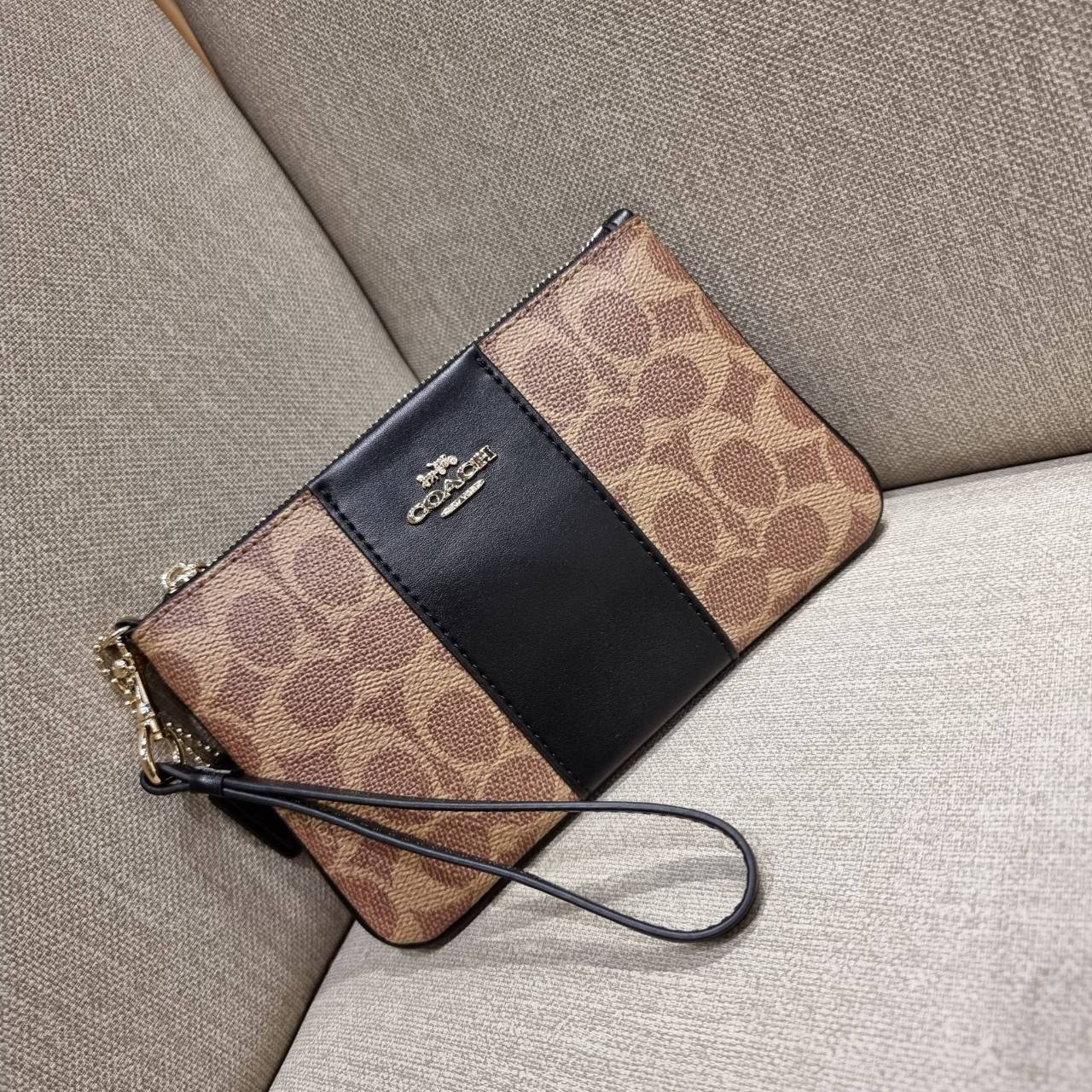 COACH 32445 SMALL WRISLET IN COLORBLOCK SIGNATURE CANVAS คอลเลคชั่นคัลเลอร์บล็อคสวยหรู ในรูปแบบกระเป๋าคล้องมือ ขนาดพกพา ไซส์กำลังสวยมากๆ พกง่ายไปเลยจ้า วัสดุหนังแคนวาส ตัดหนังแท้ ภายในโล่ง มีช่องใส่บัตร ตอบโจทย์สาวๆที่ไม่ชอบความพะรุงพะรัง พกใบนี้คือสะดวกส