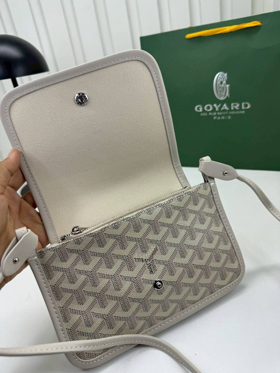 10 สี ORI หนังแท้ | GOYARD Plumet pouch-wallet กระเป๋าสะพายใบเล็กกะทัดรัด ดีไซน์กระเป๋าสตางค์ Plumet ดีไซน์มาพร้อมช่องใส่เหรียญ ธนบัตร และบัตรต่างๆ สามารถสะพายไหล่เป็นกระเป๋าสะพายข้างได้เหมือนกระเป๋าใบเล็ก