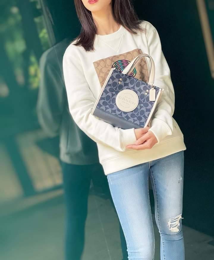 OUTLET 】COACH DEMPSEY TOTE 22 IN SIGNATURE JACQUARD WITH COACH PATCH (C5638) ฮิตมาก พลาดไม่ได้เชียว 🤩ตอกย้ำความแรง กับทรงTOTE ยอดฮิต เวลานี้ ยกให้เลย//กระเป๋าถือ หรือสะพาย มีสายยาว ถอดและ //วัสดุ jacquard ทอลาย signature เก็บดีเทลหนังแท้ ใบนี้สวยค