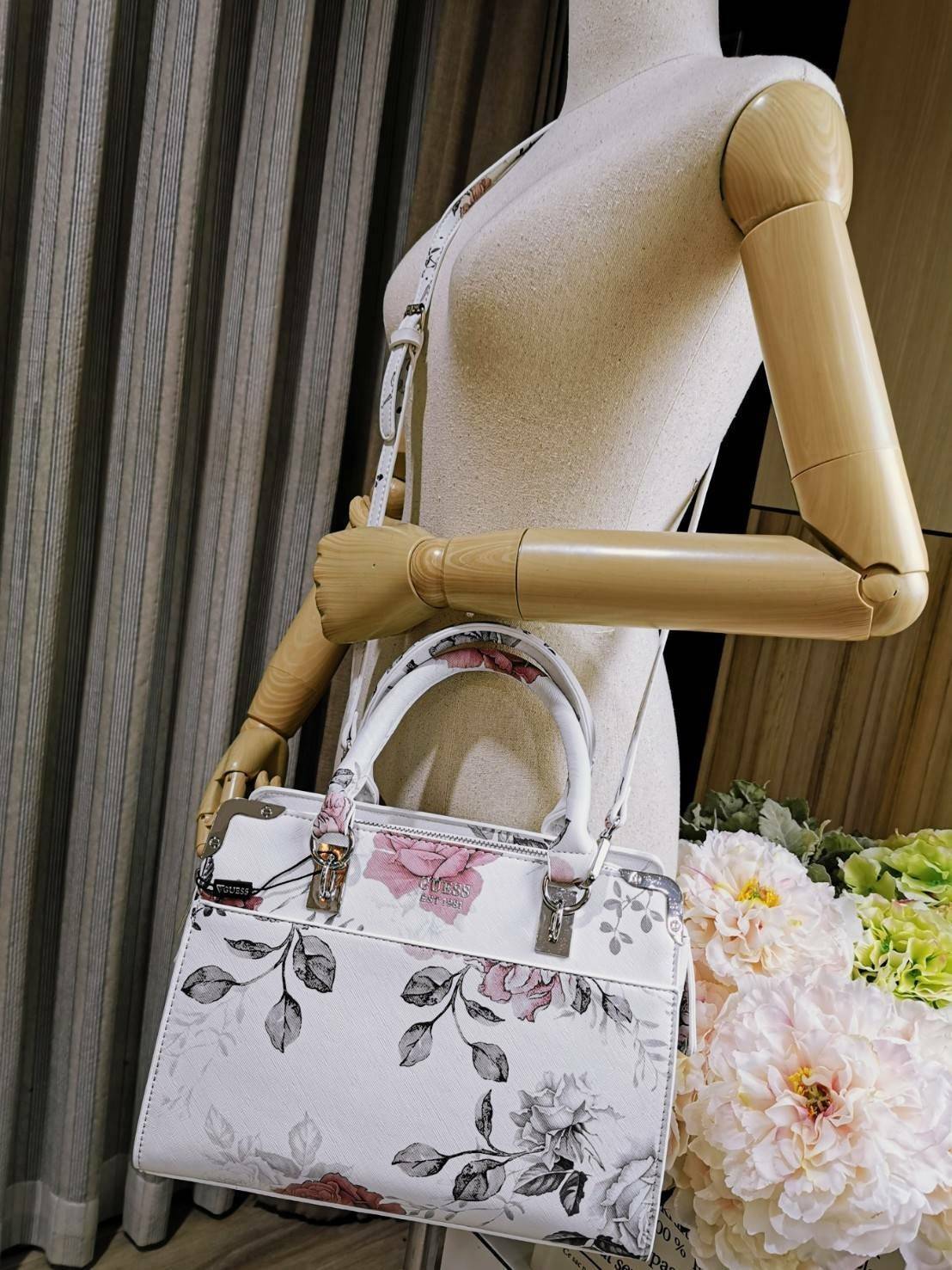 GUESS WOMAN CROSS BODY BAG กระเป๋าถือ/สะพายรุ่นใหม่ล่าสุดจาก GUESS FACTORY หนังสวยอยู่ทรงแข็งไม่ย้วย ขนาดกำลังดี น้ำหนักเบาด้านหน้าประดับโลโก้แบร์นพร้อมอะไหล่เงินที่หูหิ้วและมุมขอบกระเป๋าเพิ่มดีเทลเก๋ หูจับเเข็งแรงพับลงได้ เปิดปิดด้วยซิปสะดวกใช้ ภายในมีโล