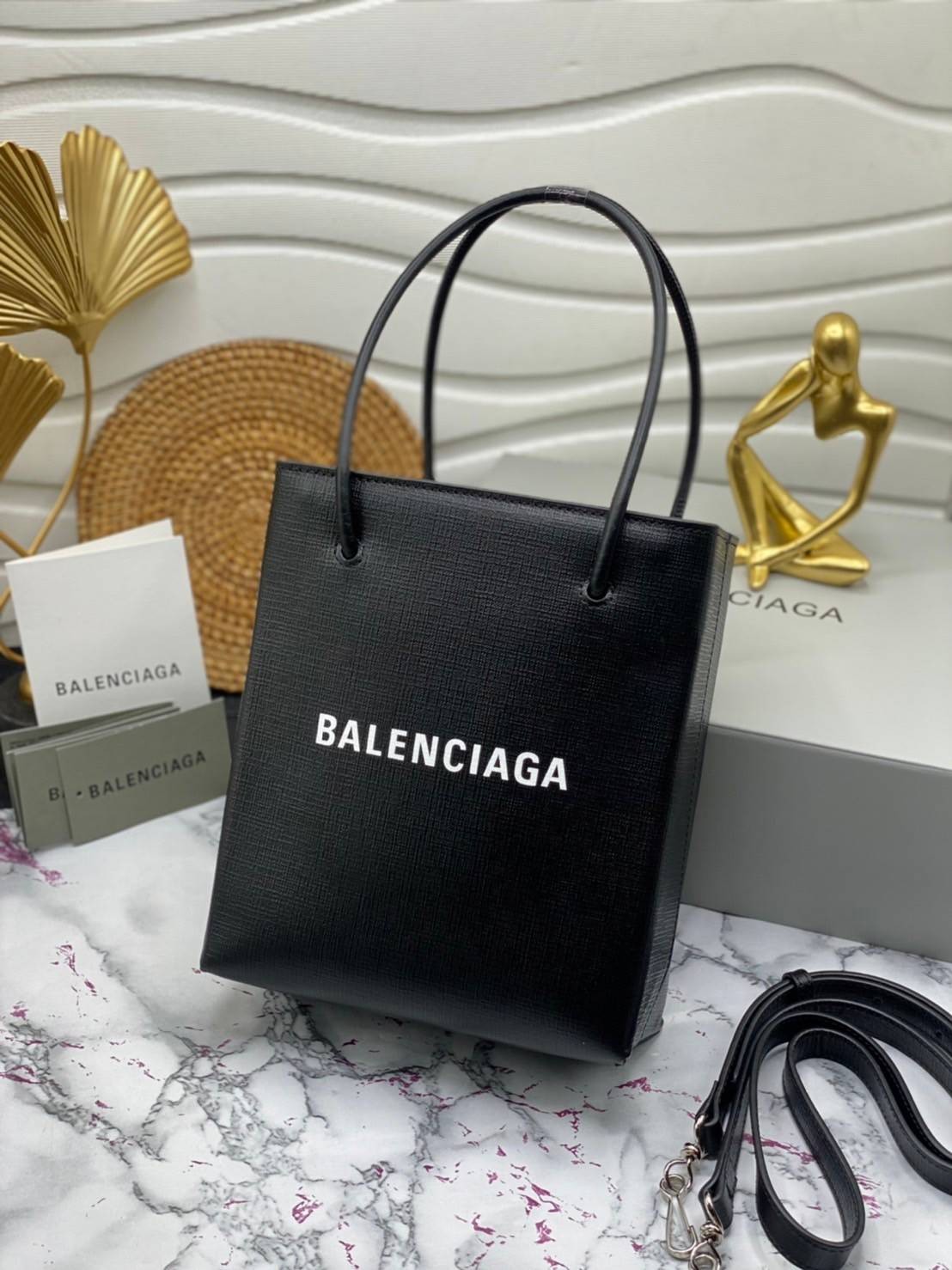 หนังแท้ BALENCIAGA XXS TOTE / Balenciaga shopping tote xxs พกกระเป๋าช้อปปิ้ง ไปทุกที่ในฤดูกาลนี้ ดีไซน์ที่ใช้ได้ทุกวันตั้งแต่หนังแบบมีเท็กซ์เจอร์ ภาพสินค้าถ่ายจากงานขายจริง ใช้งานต่างประเทศได้
