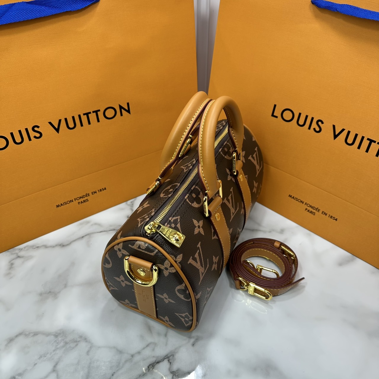 LV Keepall Bandoulière 25 Bag Monogram Canvas กระเป๋าสะพายทรงหมอนวินเทจสุดคลาสสิค ดีเทลเป็นเอกลักษณ์ เรียบหรู