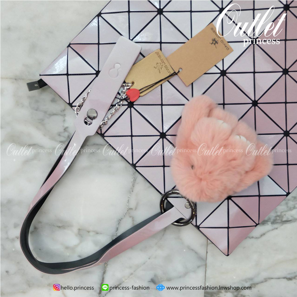 ทรงสุดฮิตจากแบรนด์ David Jones รุ่น Candy color ใบนี้ มาพร้อมกับน้องกระต่าย DV ขนฟู นิ่มๆ สีเข้า set กับกระเป๋าคะ กระเป๋า ทรง Tote ตัวกระเป๋าเย็บติด ด้วยแผ่นอคิลิค ตัดขอบลายวิ้งๆ สุดหรู ดีไซน์เกร๋ จุดเด่นที่ น้ำหนักเบา สามารถ ถือ หรือ สะพายไหล่ได้คะ ใบใหญ