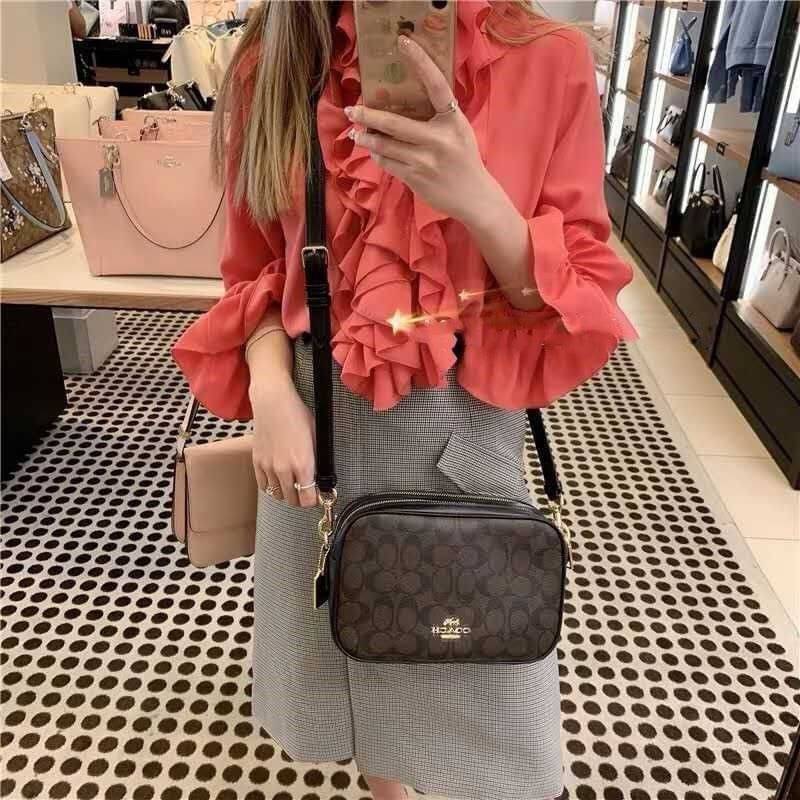 OUTLET 】COACH F68168 JES CROSSBODY IN SIGNATURE CANVAS รุ่นยอดฮิต!! กระเป๋าสะพายข้าง รุ่น 2 ซิป ใบใหญ่จุใจ สีคลาสสิคขายดี!! วัสดุหนังแคนวาสเคลือบลาย เปิด-ปิดด้วยซิป 2 ช่องหลัก ใช้งานง่าย ทรงสวยมากๆรุ่นนี้ มาพร้อมสายสะพาย crossbody ปรับได้ตามตัว ภายในใส่ขอ