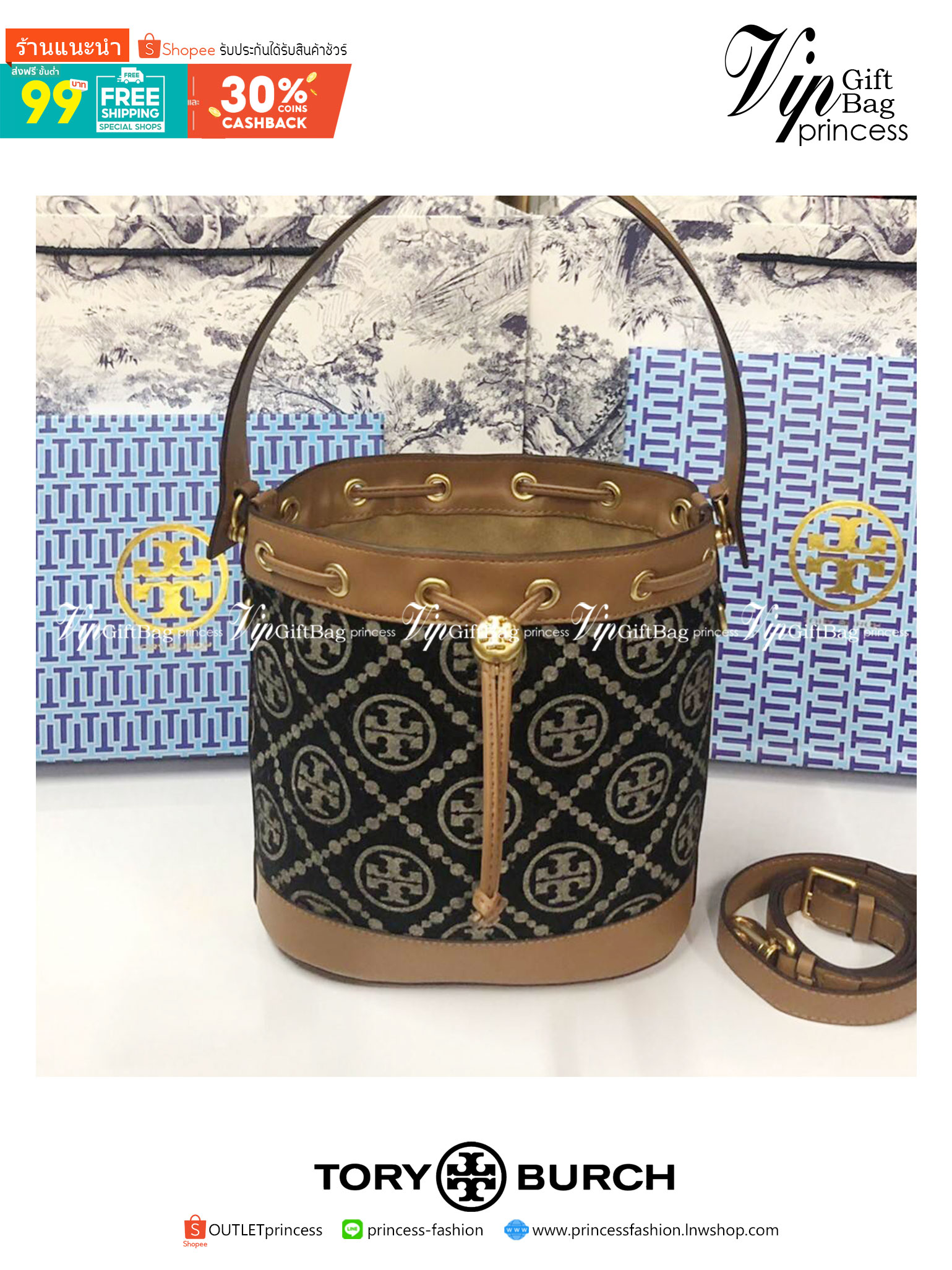 Medium : Tory Burch T Monogram Chenille Bucket Bag เปิดตัวอีกหนึ่งรุ่นกับกระเป๋าลาย T MONOGRAM รุ่นใหม่ล่าสุดจาก TORY BURCH พลาดไม่ได้กับโลโก้สุดคลาสสิก ลวดลาย T Monogram คือวัสดุ chenille หรือที่เรียกว่า ด้านไหมกำมะหยี่ มารังสรรค์ลงบนกระเป๋าBucketใบนี้ เ