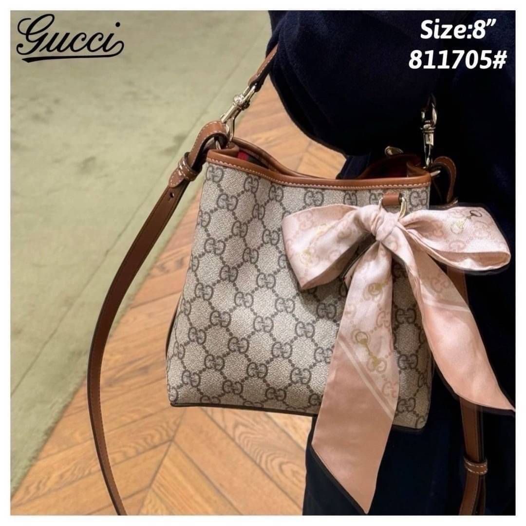 GUCCI GG Emblem mini bucket bag กระเป๋าทรงบัคเก็ตวินเทจงานแบรนด์หรู รุ่นใหม่ล่าสุด ดีไซส์สวยใช้งานง่าย ภายในโล่งกว้าง จุของได้เยอะ ถือหรือสะพายก็สวย Must Have!! เลยค่ะ