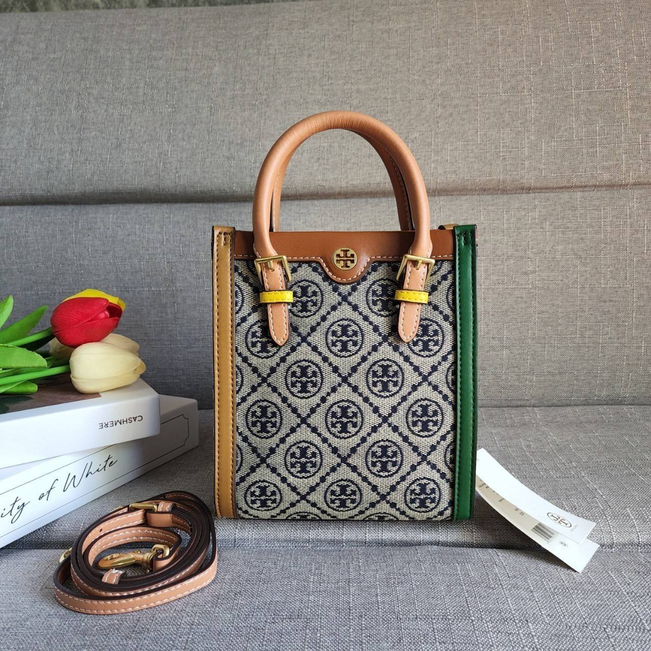 TORY BURCH T MONOGRAM COLORBlOCK JACQUARD MINI TOTE คอลเลคชั่นใหม่ล่าสุด ครอบครองก่อนใคร ไอเท็มยุคนี้รุ่นที่ควรมีติดตู้คะสาวๆ วัสดุ jacquard สลับหนังแท้ หูจับ มาพร้อมสายสะพายข้างหนังแท้ ปรับระดับได้ สายสามารถถอดออกได้ ภายในเป็นช่องโล่ง ใส่มือถือได้ กระเป๋