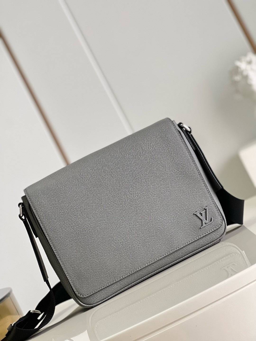เกรดเทพ Top ORI | LV District PM Taiga leather Glacier Gray กระเป๋าสะพายทรงแมสเซ็นเจอร์ หนังแท้ เกรดดีสุด เทียบแท้