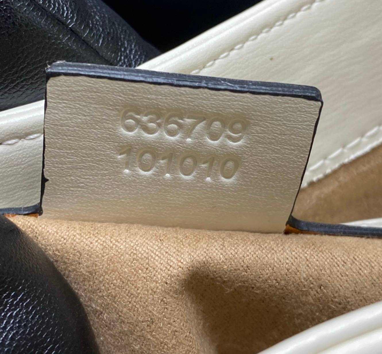 VIP GIFTbag 】หนังแท้ GUCCI Jackie 1961 mini shoulder bag กระเป่ารุ่นฮิตจาก Gucci ต้องบอกเลยว่าสำหรับสาวๆหลายคนนั้น ที่ชื่อชอบ หรือเป็นสาวกกลับแบรนด์อย่าง Gucci ต้องบอกเลยนะว่าสำหรับรุ่นนี้ห้ามพลาดไปทีเดียว บอกว่าได้เป็นตำนานควาวินเทจได้อย่างดี โดยขนาดของต