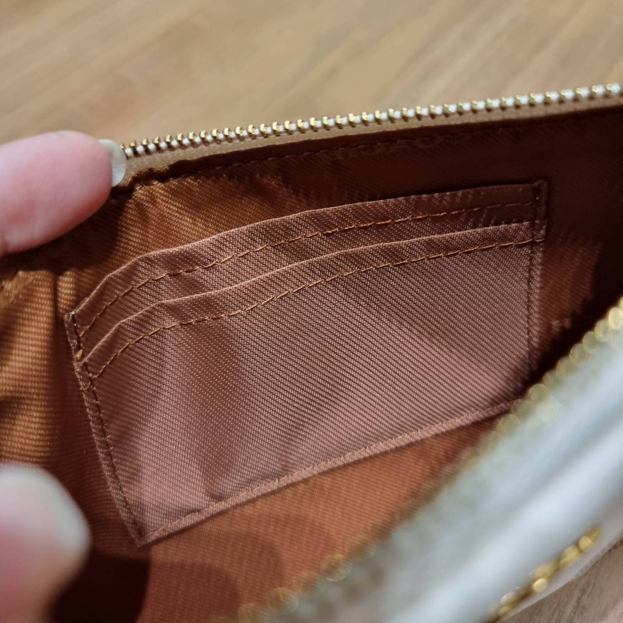 COACH 32445 SMALL WRISLET IN COLORBLOCK SIGNATURE CANVAS คอลเลคชั่นคัลเลอร์บล็อคสวยหรู ในรูปแบบกระเป๋าคล้องมือ ขนาดพกพา ไซส์กำลังสวยมากๆ พกง่ายไปเลยจ้า วัสดุหนังแคนวาส ตัดหนังแท้ ภายในโล่ง มีช่องใส่บัตร ตอบโจทย์สาวๆที่ไม่ชอบความพะรุงพะรัง พกใบนี้คือสะดวกส