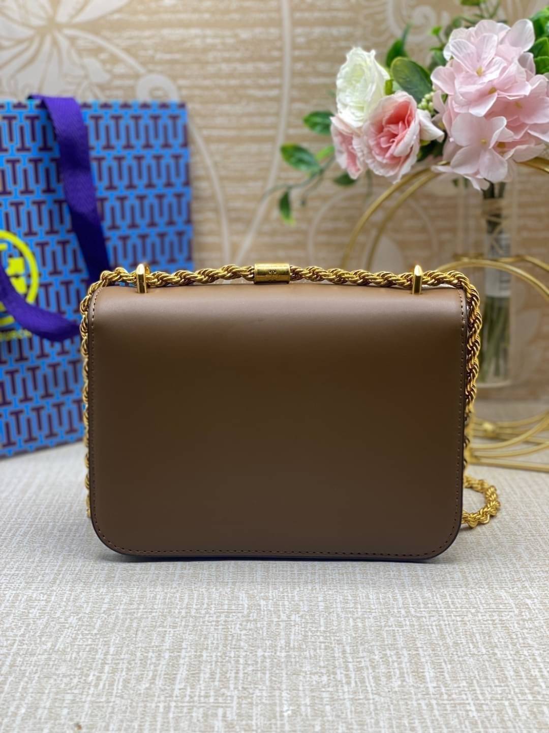 Tory Burch Eleanor Medium Convertible Shoulder Bag / Tory Burch 75003 ฮอตไอเท็ม รุ่นนี้ขายดีขายหมด สวยหรู คุณหนู ผู้ดี!! หายากมากแล้วน้า กระเป๋าสะพายข้าง ดีไซน์อยู่ทรง ขนาดกำลังสะดวกใช้สำหรับสาว เปิด-ปิดด้วยแถบแม่เหล็ก ภายในแบ่งสัดส่วนได้เป็นอย่างดี