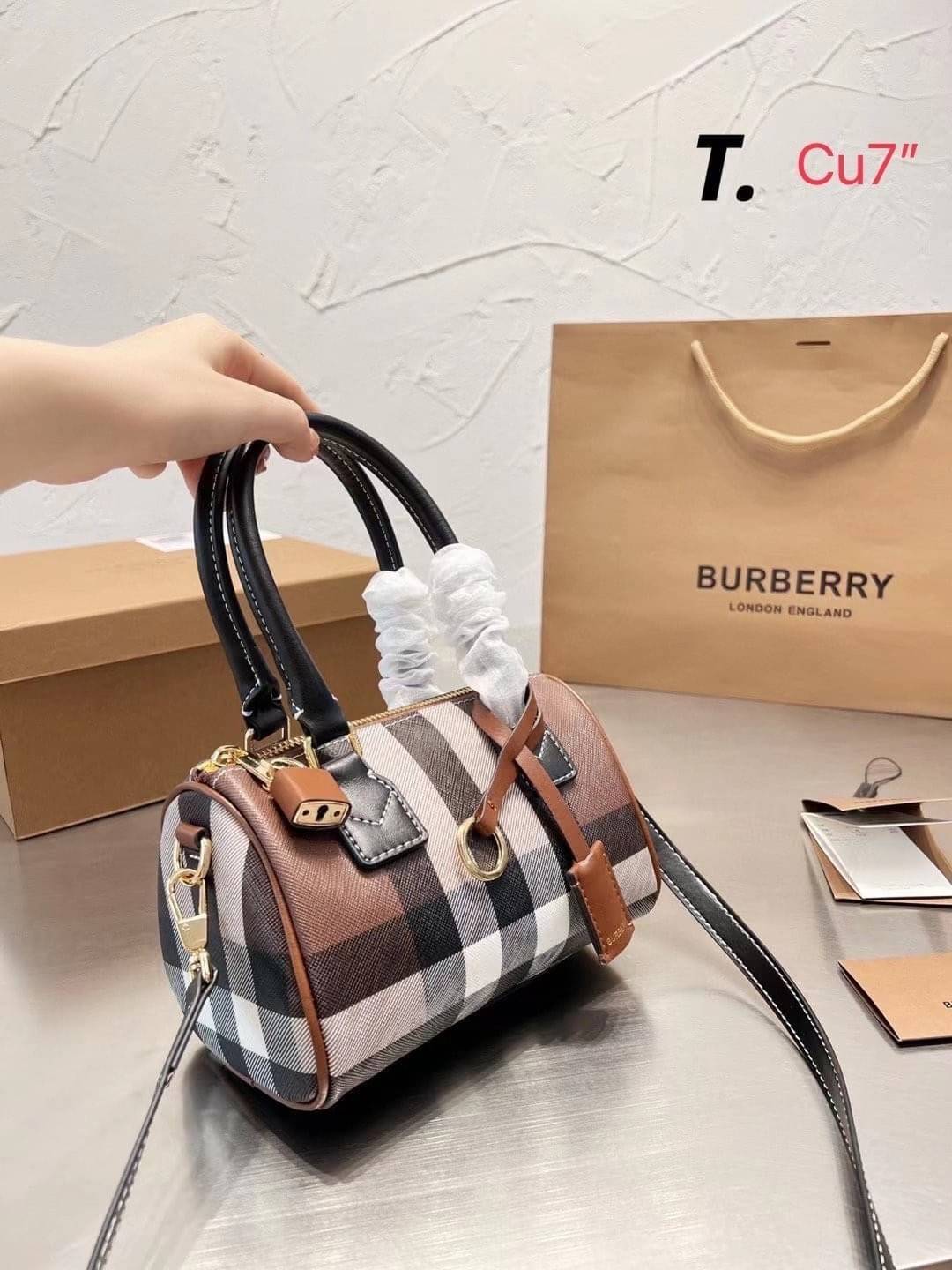 Burberry Small Check Bowling Bag / Burberry Coated fabric boston bag / BURBERRY FRAGRANCES VINTAGE BOWLING BAG กระเป๋าสะพายใบเล็กน่ารัก ลายวินเทจ โทนสีใช้งานง่าย Vintage Signature สวยหรูสุดคลาสสิค ภายในโล่งกว้าง สามารถใส่มือถือ กระเป๋าสตางค์ ของจุกจิกได้ 