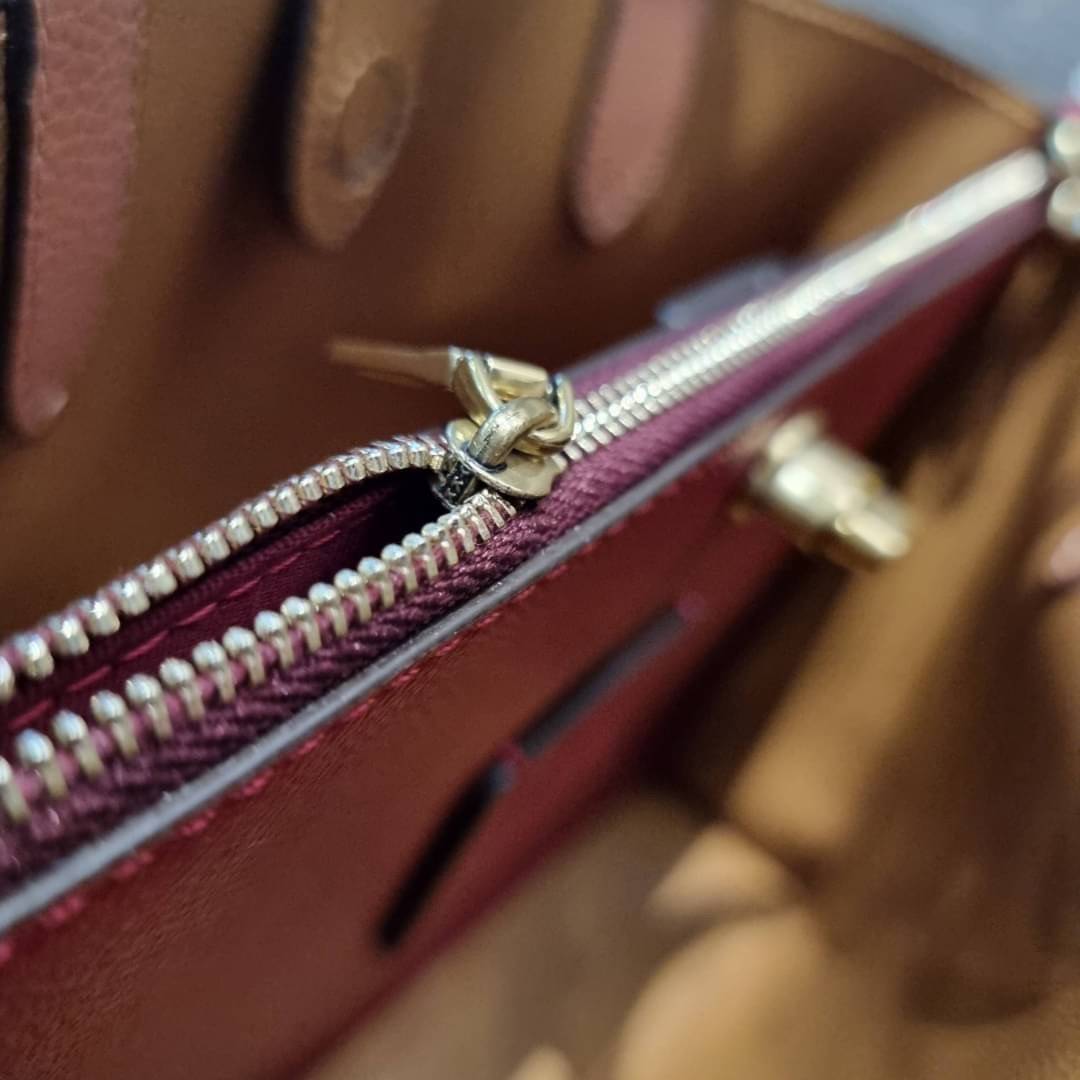 COACH C8561 C8869 WILLOW TOTE 24 IN COLOR BLOCK น้องสาวลุคลูกคุณมาแล้วจ้า กระเป๋าถือ/สะพาย ดีไซน์คัลเลอร์บล็อค ลงตัว เรียบหรู ใบจริงคือผู้ดี๊ผู้ดี ใช่ได้ทุกๆโอกาส วัสดุหนัง pepble อยู่ทรง เปิดปิดด้วยตัวบิดล็อค และอีกฝั่งเป็นกระดุมแม่เหล็ก ภายในโล่งกว้าง ใ