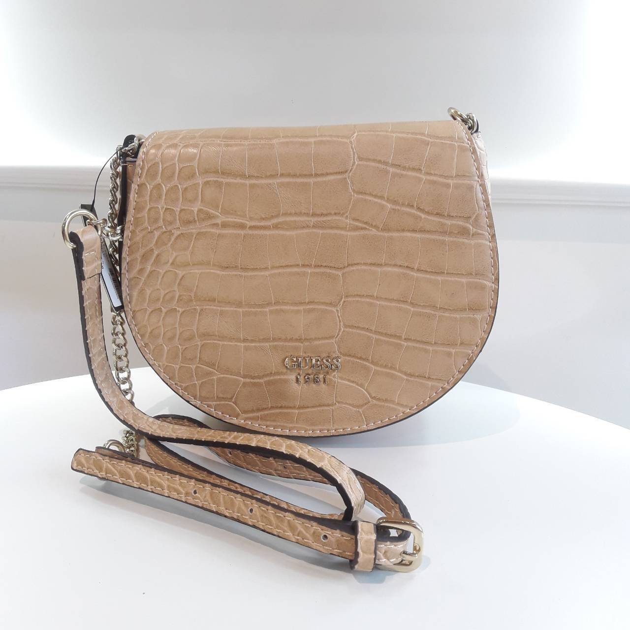 Guess croc crossbody bag กระเป๋าสะพานดีไซน์เก๋ ทรงน่ารัก ฝาพับโค้งดีไซน์สวย ด้านหนังปั๊มลาย croc ประดับ logo brand สีทอง เปิดปิดด้วยกระดุม มีช่องเล็กลับใส่บัตรได้ ช่องใหญ่บุผ้า ลายแบรนด์ มีช่องใส่ของแยก ใส่มือถือได้ทุกรุ่น มาพร้อม สายยาวโซ่ต่อหนัง ใบนี้เห