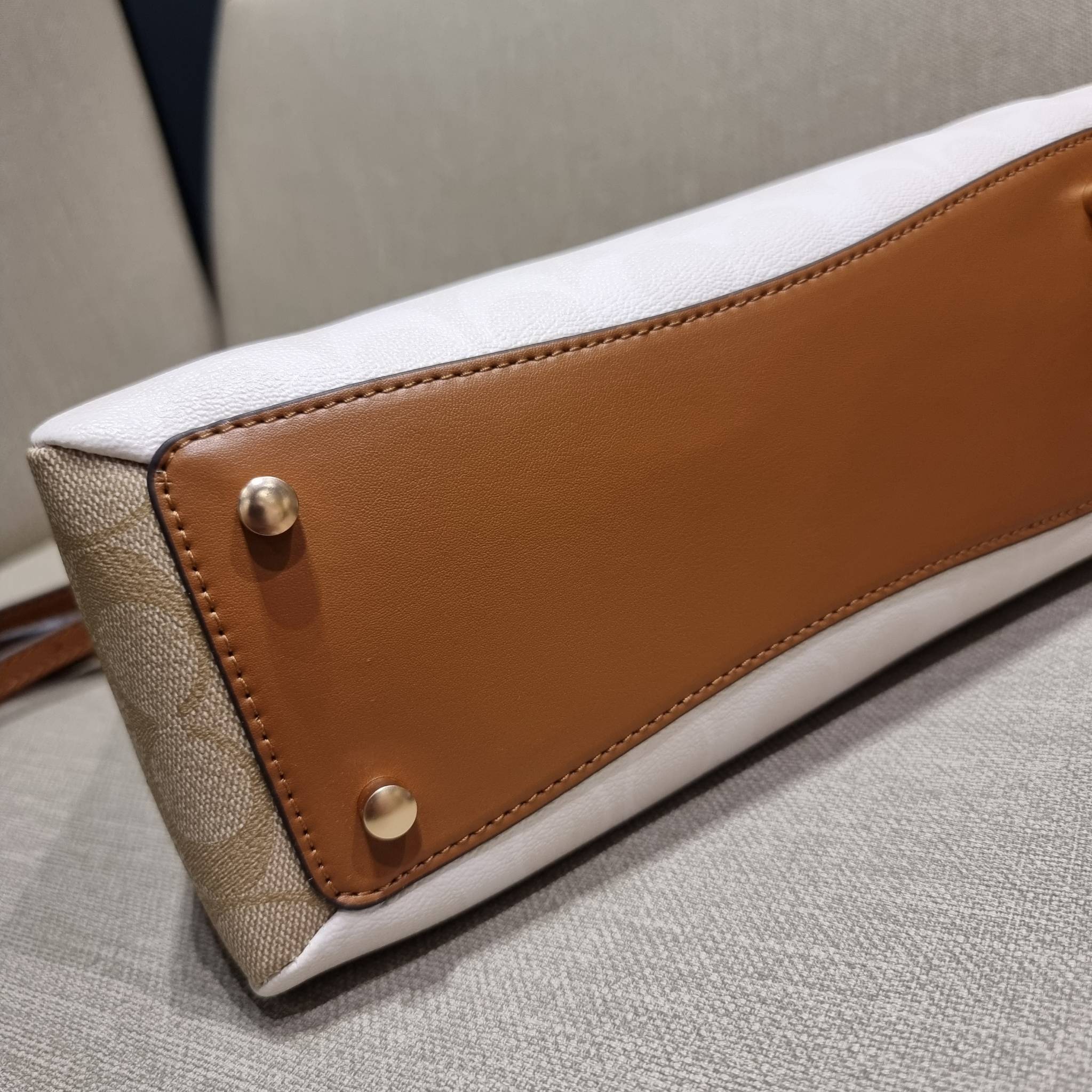 COACH C627 MINI LILLIE CARRYALL IN BLOCKED SIGNATURE CANVAS สีใหม่ล่าสุด กับรุ่นที่สุดของความขายดี คอลยอดฮิตโทนสีลูกคุณ!! กระเป๋าสะพายทรงสวย ที่ดีไซน์ออกมาให้ใช้งานง่าย สะดวก สวย หรู ดูดี!! วัสดุหนังแคนวาสเคลือบลาย มาพร้อมสายสะพายข้างและหูจับในตัว ถอดออกถ