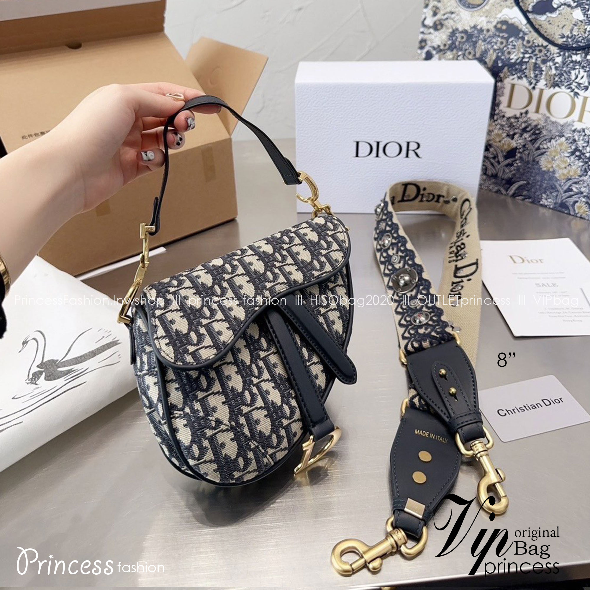 DIOR Saddle Bag with Strap 10" **รอบราคาพิเศษ** มาพร้อมสายครอสบอดี้สุดคุ้ม ไม่ได้รอบนี้คือพลาดน้า (ปกติสายยาวขายแยกนะคะ) กระเป๋ารุ่นยอดนิยม งานผ้าแจ็คการ์ดลาย Oblique ลูกเล่นห้อยด้วยตัวอักษร D ตรงหูหิ้วมีกิมมิค CD สีทอง