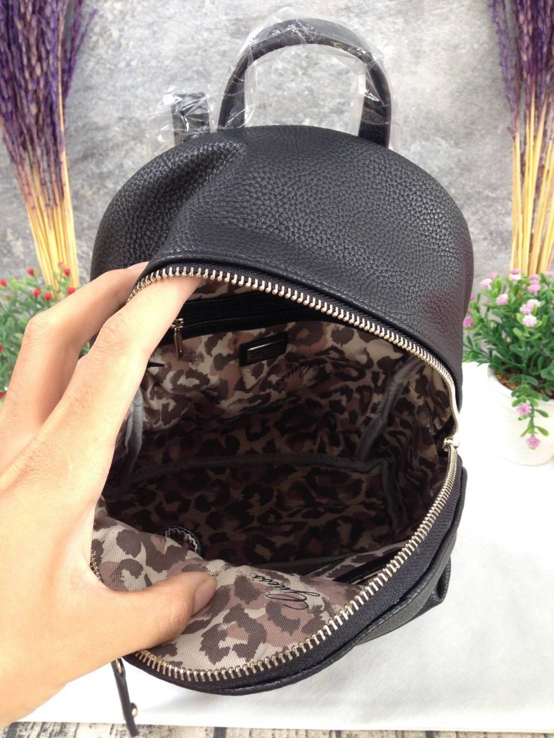 GUESS CANSON BACKPACK ของแท้❗️กระเป๋าเป้หนังเนื้อนิ่มสัมผัสคล้ายหนังแท้ ด้านหน้าแต่งหมุดกิ๊ปเก๋ เปิดปิดด้วยซิปสะดวกใช้ ด้านในบุผ้าแบรนด์ มีช่องใส่ซิปและช่องใส่ของจุกจิก ขนาดกำลังดีค่ะ น้ำหนักเบา สีสวย สายสะพายปรับได้ฟรีเลยค่าใบนี้ แนะนำมากๆค่า