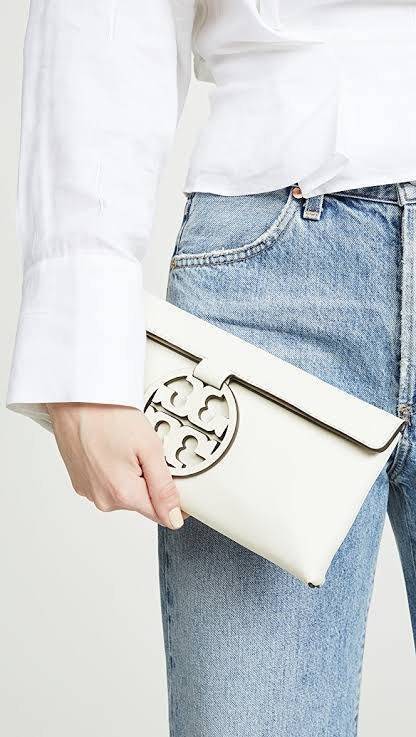 Tory burch Miller Metal clutch กระเป๋าคลัทช์ดีไซน์เรียบหรูออกแบบมาได้อย่างลงตัว ด้วยรูปทรงที่สวยงามและทันสมัย จากแบรนด์ Tory Burch ขนาดกำลังดี สามารถใส่กระเป๋าสตางค์หรือเครื่องสำอางค์ได้ตามขนาดกระเป๋า ในเรื่องของดีไซน์และLogo DoubleT เฉดเดียวกับสีของกระเป