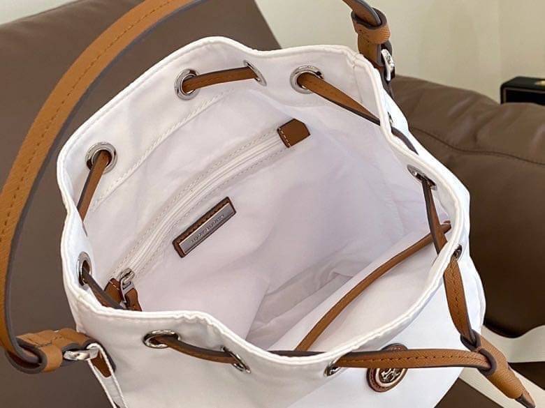 Tory Burch Virginia Nylon Bucket Bag / Tory Burch logo-plaque bucket bag กระเป๋าสะพายทรงบัคเก็ต เปิด-ปิดหนังรูดปากกระเป๋า มีหูหิ้วในตัว คล้องแขนเก๋ๆ ภายในเป็นช่องโล่ง มีช่องย่อย ใส่ของสำคัญจุกจิกได้ มีสายครอส จะสะพายไปไหนก็ได้ทุกโอกาส สวยเลิศทุกสี พร้อมส่