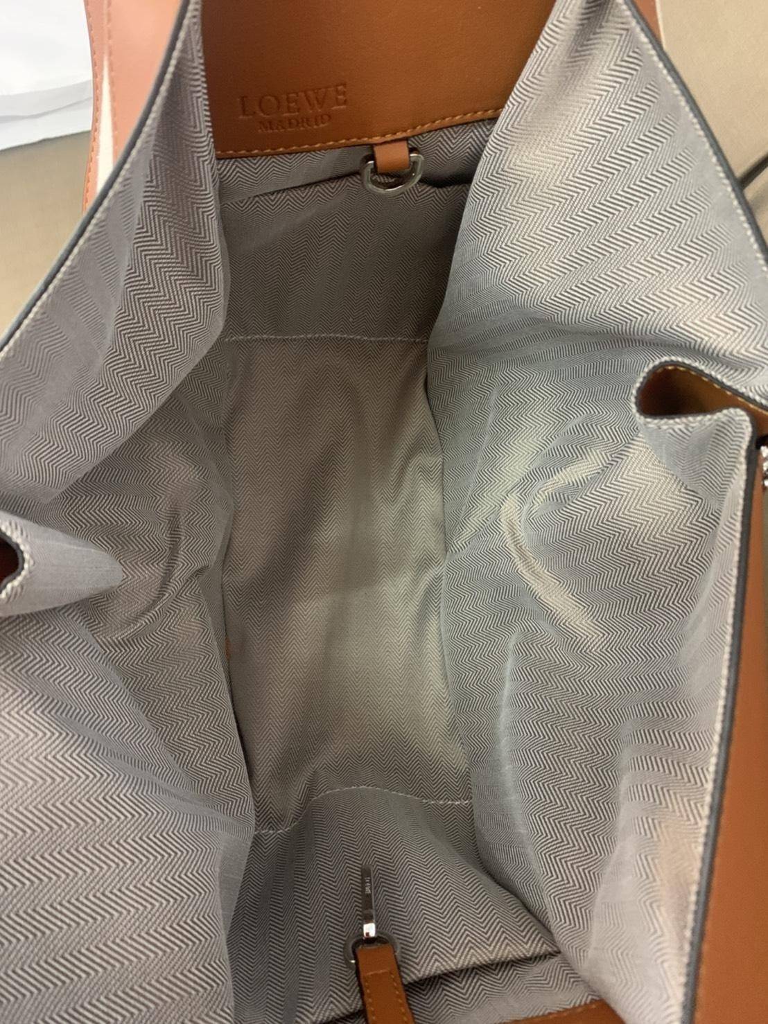 Loewe Hammock Bag / Loewe Small Hammock Tan Ken Price La Palme Edition / กระเป๋าสไตล์แคชชวล พิมพ์ลายต้นปาล์ม