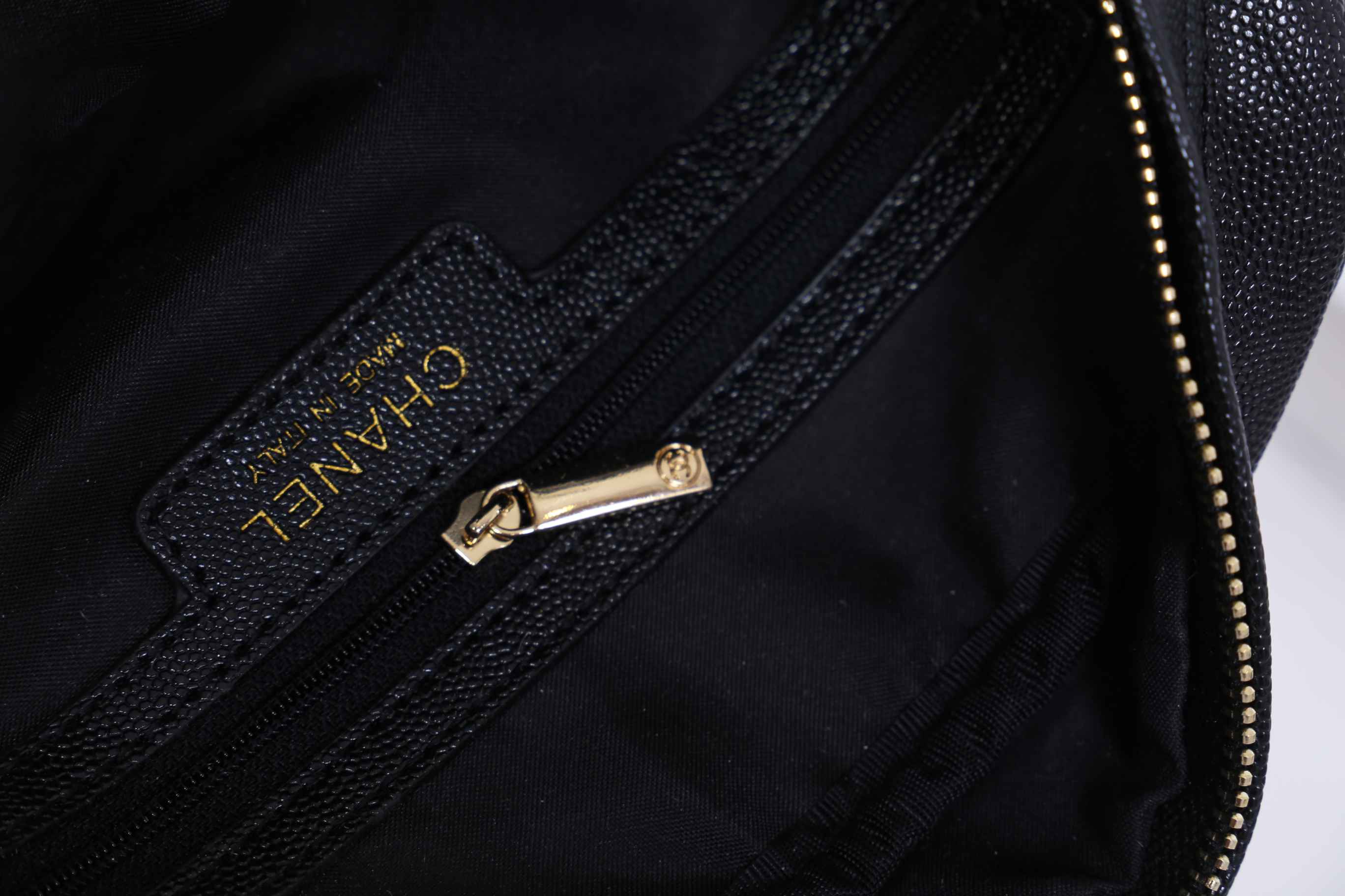 CHANEL chain caviar crossbody bag / Chanel Shoulder Bag With Chain กระเป๋าสะพายข้าง วัสดุหนังลายคาเวียร์ อะไหล่ทอง ด้านหน้ามี 1 ช่องโล่งใส่ Ipad ได้ ด้านหน้าเย็บโลโก้แบรนด์ สวยหรูมากๆ ค่ะ