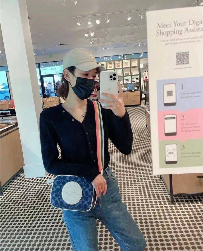 OUTLET 】COACH LADIES GENUINE CAMERA CLASSIC BAG ((2822)) ✔️สินค้าปกติตามเงื่อนไขทั่วไปค่ะ!! พร้อมส่งที่ไทยค่ะ! กระเป๋าสะพายแบบครอสบอดี้ร์ หนังแท้+ผ้าjacquard ทอลายแบรนด์ สวยงามมากๆค่ะ