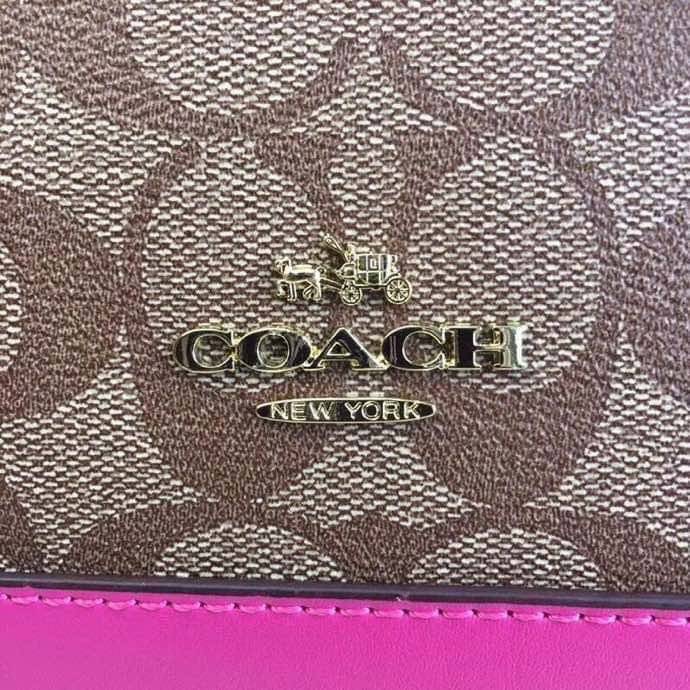 Coach Mini Sierra Signature กระเป๋าถือทรงโดม ภายในกว้างสามารถใส่กระเป๋าเงินเล็ก และมือถือได้ และยังมีช่องซิปเล็ก 1 ช่อง ด้านหลังมีกระเป๋าเล็กเก็บบัตร 1 ช่อง ใครยังไม่มีพลาดไม่ได้แล้วนะคะ
