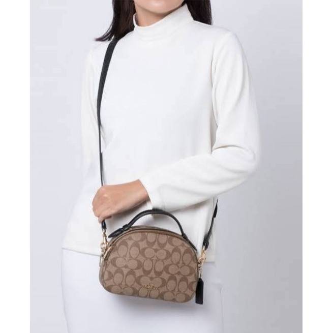 OUTLET 】COACH 1591 SERENA SATCHEL IN SIGNATURE CANVAS กระเป๋าสะพายคอลเลคชั่นยอดฮิต ดีไซน์ลุคผู้ดี ต้องยกให้น้องใบนี้เลย!! จัดสีขายดี สีลุคคุณหนูมาให้ สวยตาแตก!! วัสดุหนังแคนวาส เปิด-ปิดด้วยซิป 2 ช่องหลัก ภายในเป็นช่องโล่ง เก็บของได้แบบสบายๆ ใส่มือถือได้ทุ