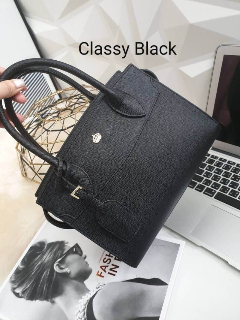 Keep Nova handbag กระเป๋าทรงสวยสุดคลาสสิคที่ทำมาจากหนัง saffiano ตัวกระเป๋าขนาดกำลังดีไม่เล็กไม่ใหญ่เกินไป หูจับยาว 3 ถึงหรือจะใช้สะพาย ท่ารำตัวได้มีสายยาวให้ปากกระเป๋าปิดด้วยซิปอย่างดี น้ำหนักเบาภายในกระเป๋ามีช่องเก็บของจุกจิกถึง 2 ด้าน อ้วนกระเป๋ามีหมุด