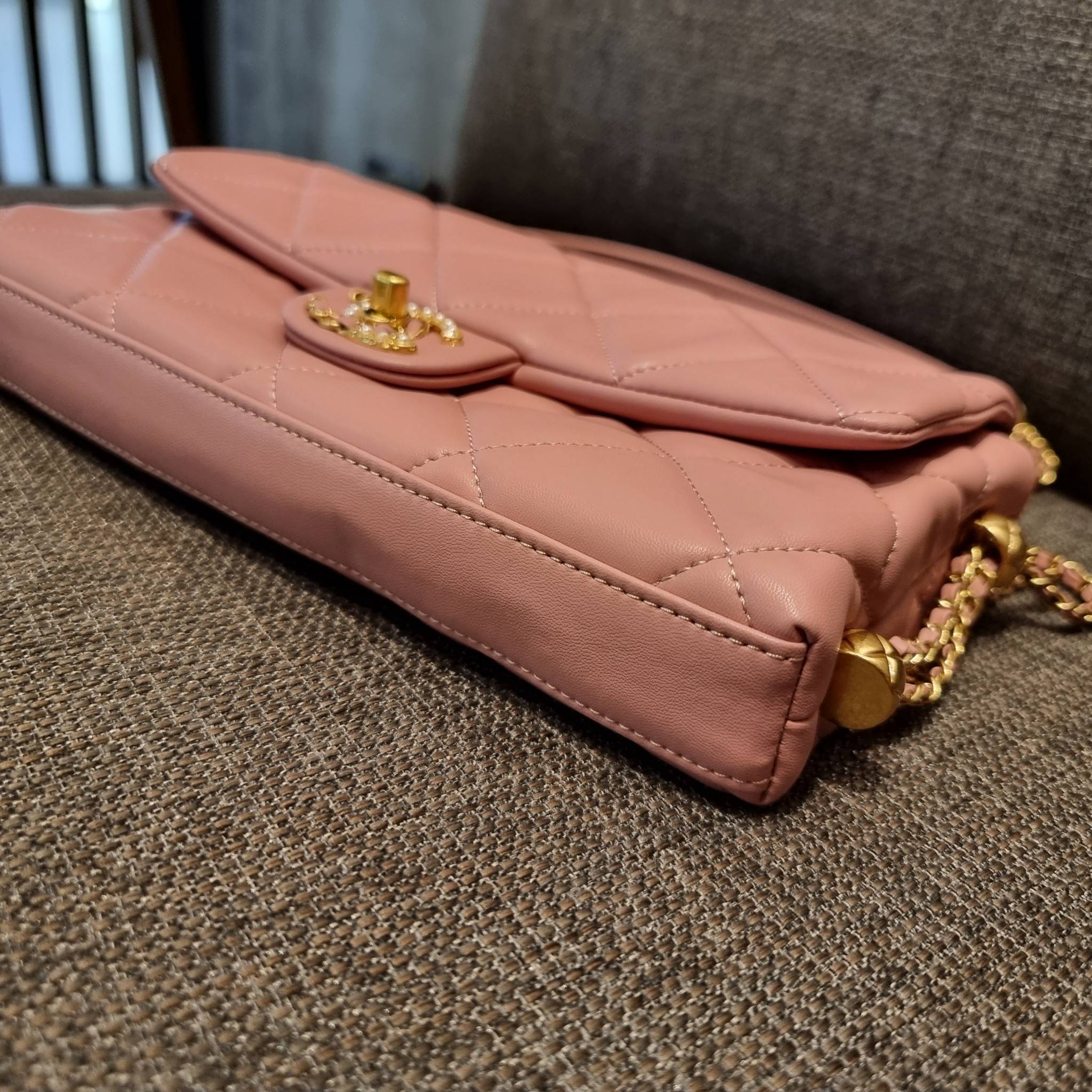 VIP 】สวยหรูพร้อมเสิร์ฟ!! กับไอเท็มสุดเลิฟจาก Chanel กระเป๋าสะพายที่สุดของความคุ้มค่า วัสดุหนังแกะนิ่มเต็มใบ เปิด-ปิดกระเป๋าด้วยตัวบิดล็อค ภายในกระเป๋าบุผ้าสวยหรู มีช่องโล่งกว้างจุของได้สบาย ใส่โทรศัพท์ กระเป๋าสตางค์ได้ มีช่องซิป 1 ช่อง ช่องย่อย 1 ช่อง ดีเ