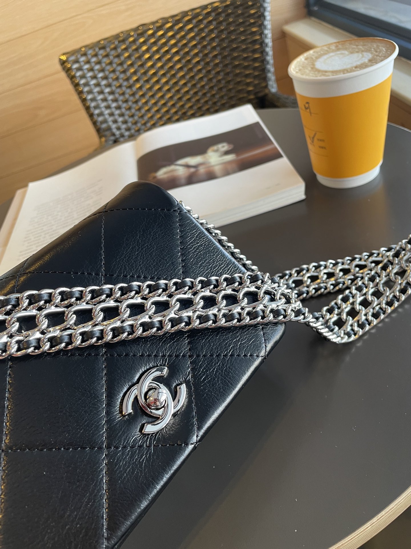 Chanel shoulder bag with chain 8" / Chanel Bag พร้อมส่ง กระเป๋าสะพาย สายโซ่อะไหล่เงินทบสามชั้น หรูหรา งานหนังเรียบสวย มาพร้อมกล่อง อปก ครบเซ็ท รอบนี้จัดราคาพิเศษสุดคุ้มค่ะ ใช้งานต่างประเทศได้ ภาพถ่ายจากงานขายจริง