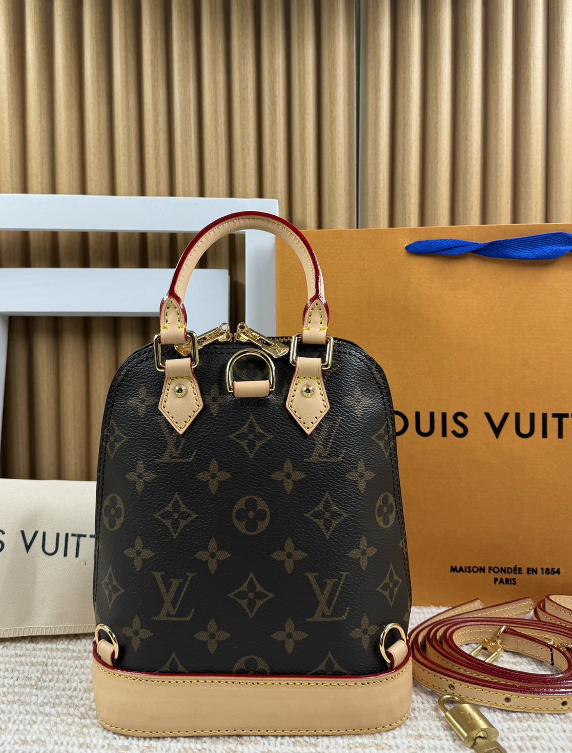 LV Alma Backpack Monogram Canvas กระเป๋าสะพายเป้ลายโมโนแกรม เกรดออริ 1:1