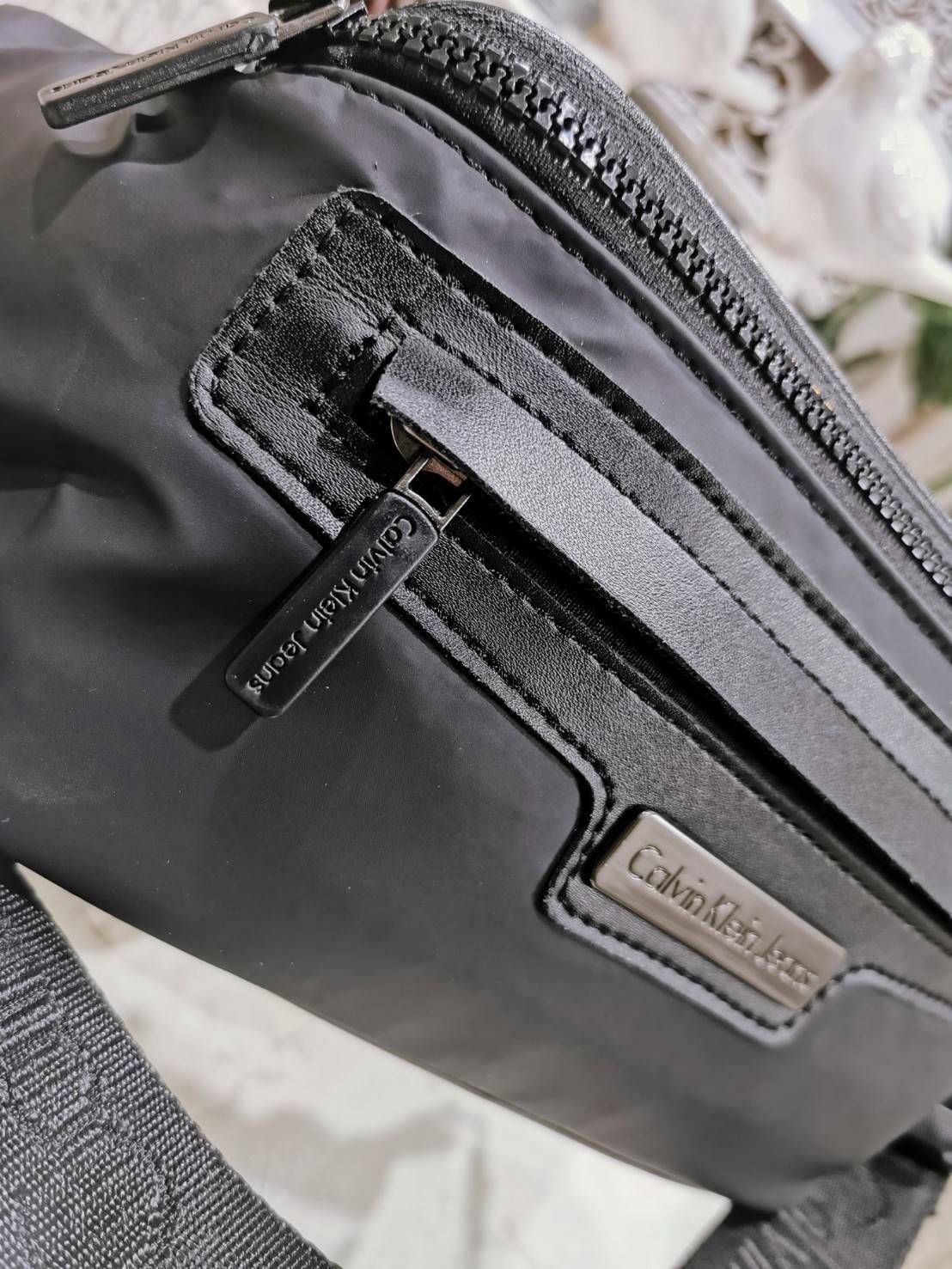 CALVIN KLEIN" JEANS NYLON WAIST BAG กระเป๋าสะพายคาดเอวหรือคาดอกอกรุ่นใหม่ล่าสุดดีไซน์สุดฮิต Limited Edition จาก Calvin Klein Factory วัสดุ Nylon+Polyester 100% คุณภาพดีดูเเลรักษาง่าย กันน้ำ เปิดปิดด้วยซิปสะดวกใช้ หัวซิปแบรนด์ด้านหน้ามีโลโก้และช่องซิป