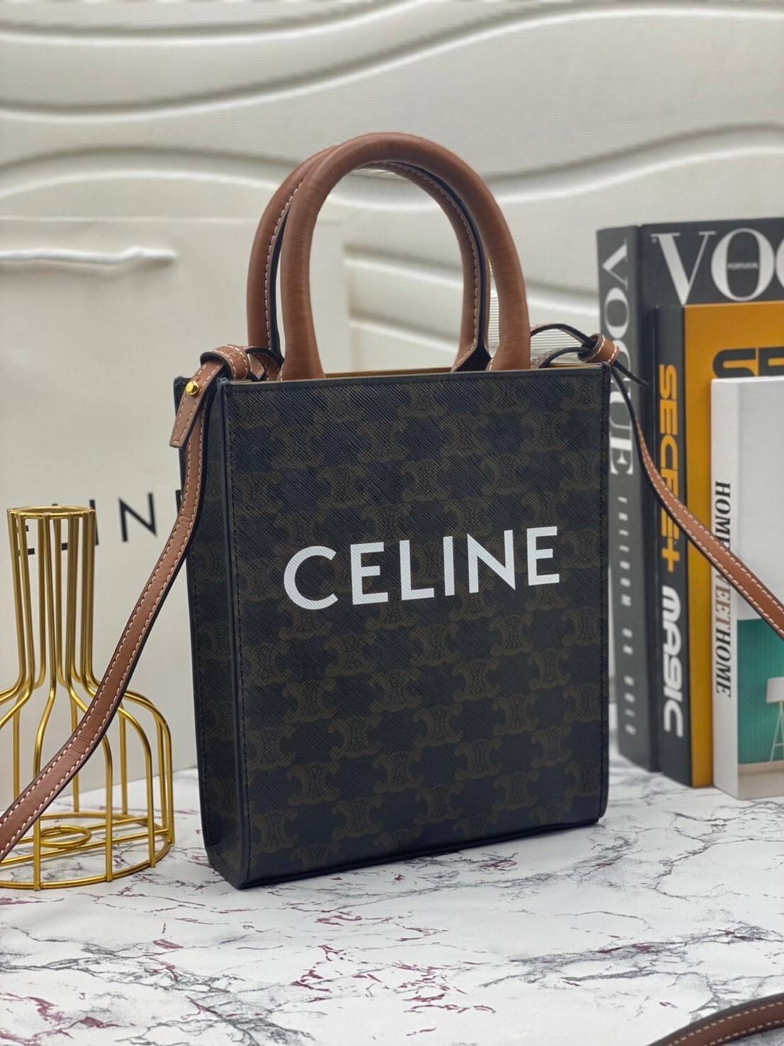 หนังแท้ CELINE MINI VERTICAL CABAS IN TRIOMPHE CANVAS AND CALFSKIN WITH CELINE PRINT / CELINE TOTE พร้อมส่งที่ไทย กระเป๋าโท้ททรงตั้ง CABAS TRIOMPHE ขนาดมินิ 17cm งานหนังแท้ CALFSKIN ทั้งใบ พร้อมหูหิ้วสองข้างและสายสะพายหนังแบบถอดได้ ภาพสินค้าถ่ายจากงานขายจ