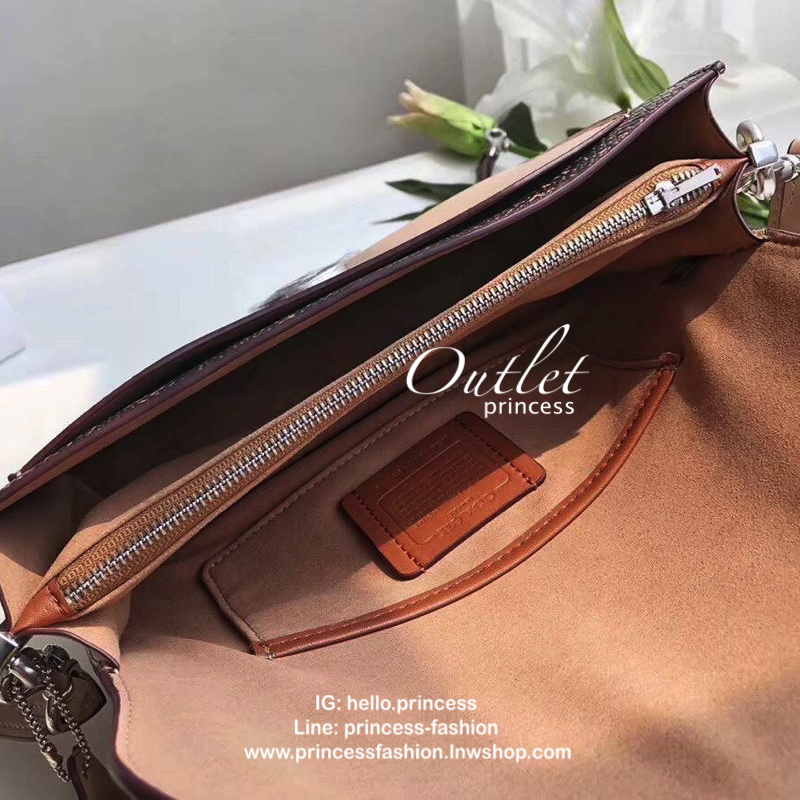 COACH TABBY SHOULDER BAG กระเป๋าถือแบบคลัท /คล้องไหล่ /สะพายข้าง วัสดุหนังแท้ เปิดปิดกระเป๋าแบบกระดุมแม่เหล็กภายในมีช่องหลักใส่ของ2ช่อง มีซิปช่องกลาง 1ช่อง พร้อมช่องเล็กใส่ของจุกจิก ซับในกำมะหยี่ อะไหลเงินคลาสสิค ด้านหน้ามีอะไหล่โลโก้ C ตัวใหญ่ สายยาว+สาย