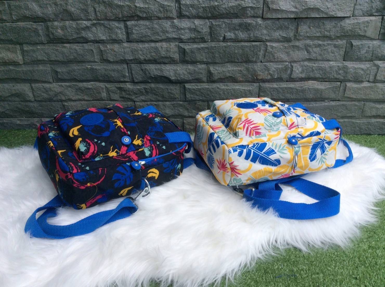 Kipling Mini Backpack 2017 k12688 small flower printed มีพวงกุญแจ Promptpay , พวงกุญแจลิง ,พวงกุญแจอะไหล่ สัญญาลักษณ์ แบรนด์ --------- กระเป๋าขนาดมินิ สามารถใช้งานได้ 3 แบบ : เป็นสะพายหลังได้ / สะพายข้างได้ / มีหูหิ้วถือได้ มีหลายลายให้เลือก ลายสวยน่ารัก 