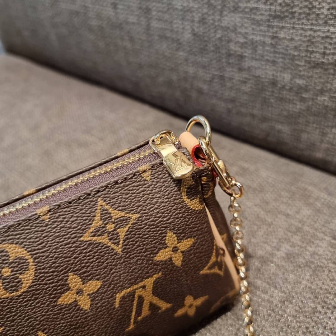 LV CROSSBODY CLUTCH BAG WITH CHAIN / LV Eva Clutch Crossbody Bag กระเป๋าสะพายวีไอพีพรีเมี่ยม วัสดุหนังแคนวาสคุณภาพ โลโก้เพลทอะไหล่ทอง คมชัด หรูหรา เปิด-ปิดกระเป๋าด้วยซิป ภายในเป็นช่องโล่ง ใส่ของใช้สำคัญได้สบายๆ มือถือ พาวเวอร์แบงค์ เครื่องสำอางค์ ของจุกจิ