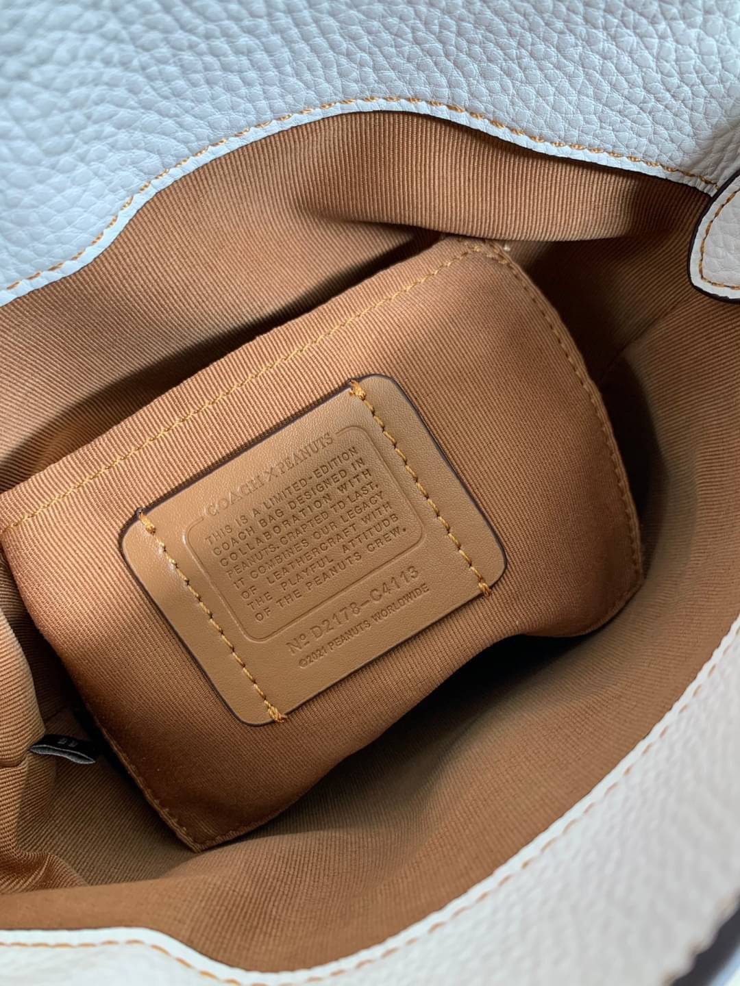 COACH C4113 - COACH X PEANUTS ADDIE CROSSBODY IN SIGNATURE CANVAS WITH VARSITY PATCHES พร้อมส่งทันที่! ลิมิเตทจาก Coach x Peanuts ที่รังสรรค์ลวดลายการ์ตูนลงบนกระเป๋าได้ซุกซนน่ารักดีมากๆค่ะ