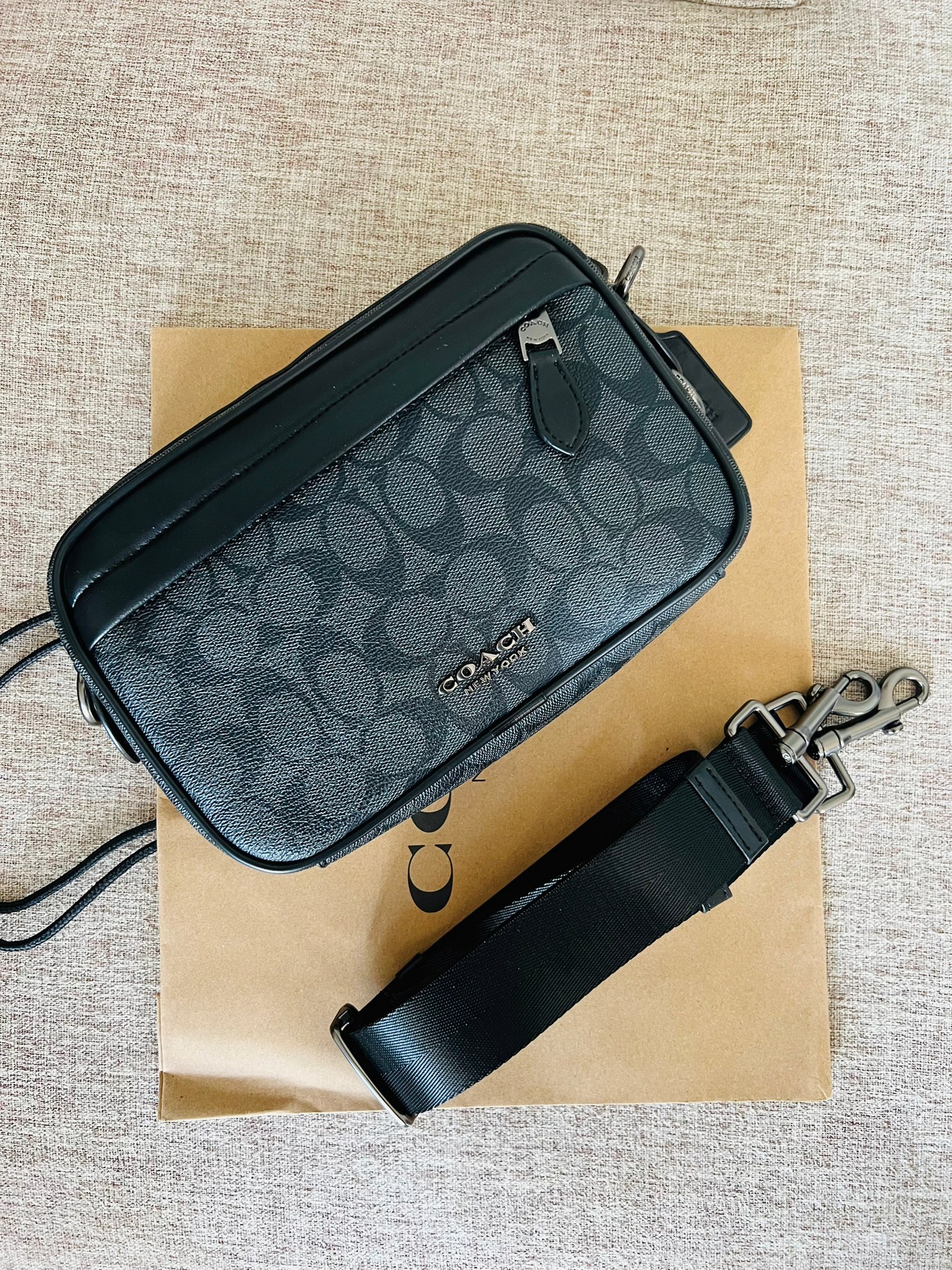 COACH GRAHAM CROSSBODY IN SIGNATURE CANVAS F50715 ผ้าใบเคลือบซิกเนเจอร์พร้อมรายละเอียดหนังลูกวัวที่ผ่านการกลั่น| ภายในกระเป๋ามัลติฟังก์ชั่น| ปิดซิป ซับในผ้า| ด้านนอกมีซิปและกระเป๋าสลิป| สายสะพายถอดได้ 53" สำหรับสะพายไหล่หรือ crossbody