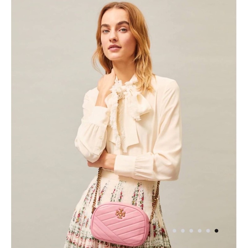 Tory Burch KIRA CHEVRON SMALL CAMERA BAG สาว ๆ ลุคคุณหนูไม่ควรพลาด Collection นี้เลยนะคะ เพราะ Kira Chevron เป็นรุ่นที่ตอบโจทย์และครองใจสาว ๆ ได้อย่างแท้จริง