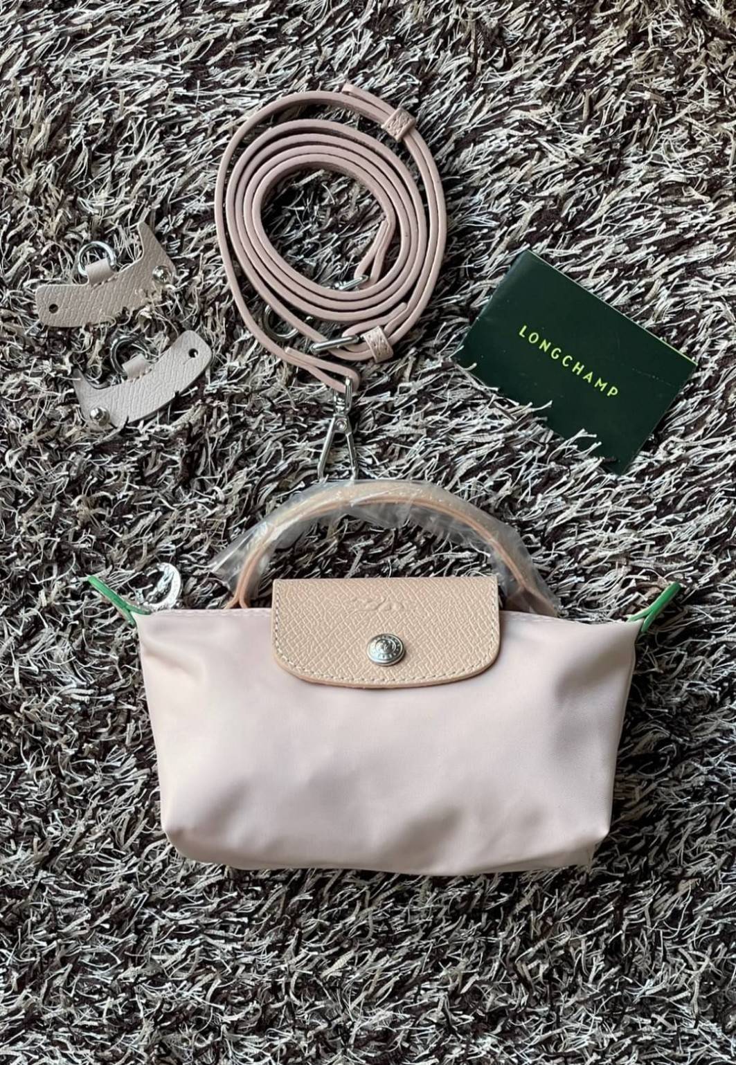 LONGCHAMP LE PLIAGE ORIGINAL Pouch with handle กระเป๋าถือขนาดมินิทรงpouch ให้ความหรูหราจาก Le Pliage (เลอ ปลิยาจ) ในขณะที่ที่ปิดแบบซิปช่วยให้คุณมั่นใจได้