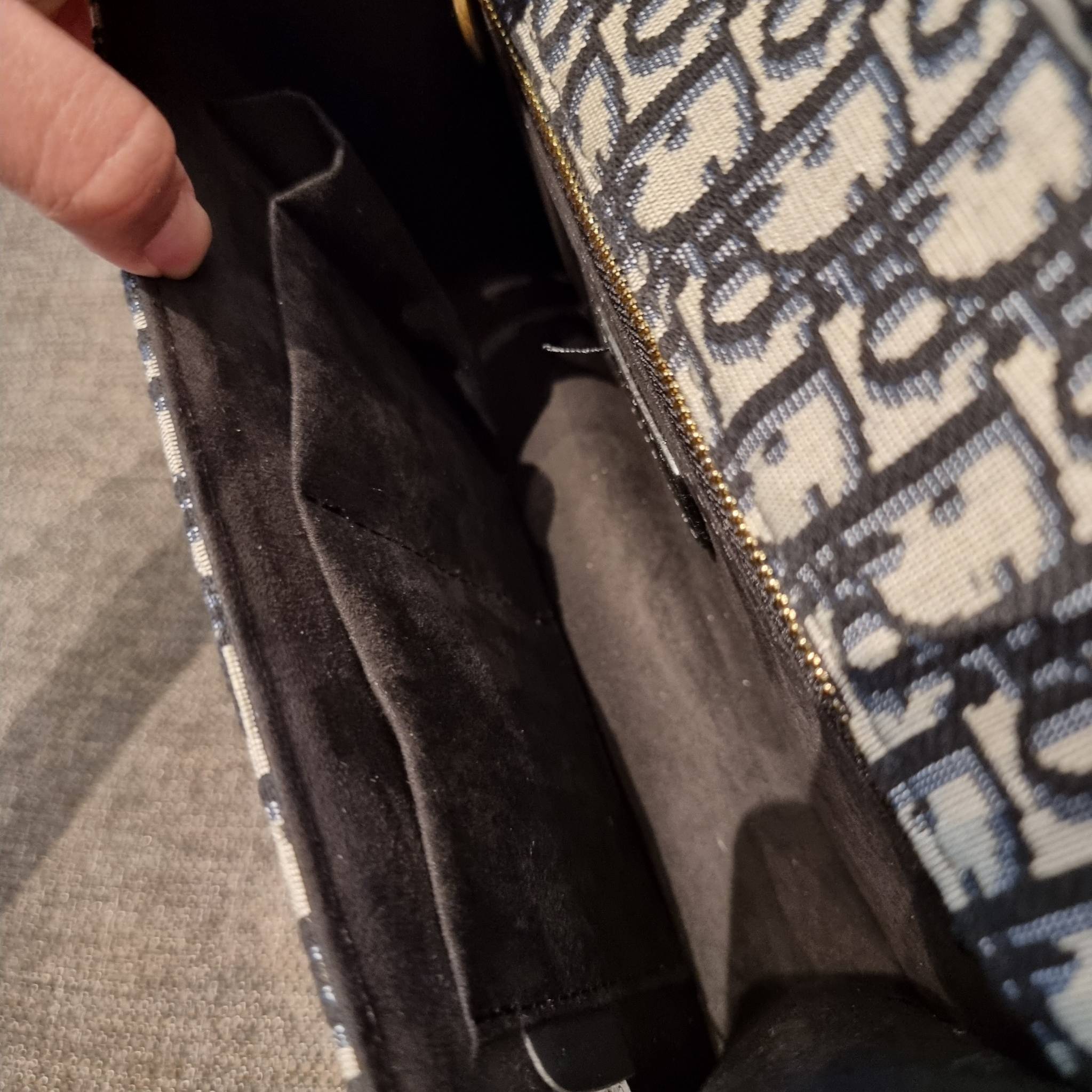 DIOR CD ADDICT FLAP BAG กระเป๋าสะพายดีไซน์คลาสสิค สวยผู้ดี โดดเด่นด้วยโลโก้และอะไหล่ตัวล็อคสีทอง เพิ่มดีเทลความหรูขึ้นไปอีก วัสดุผ้าแคนวาสทอลวดลายเอกลักษณ์ ภายในเป็นช่องโล่ง มีช่องซิป สายสะพายโซ่ในตัว ปรับใช้ได้ 2 แบบ สะพายข้าง หรือสะพายโซ่คู่ที่ไหล่ก็สะด