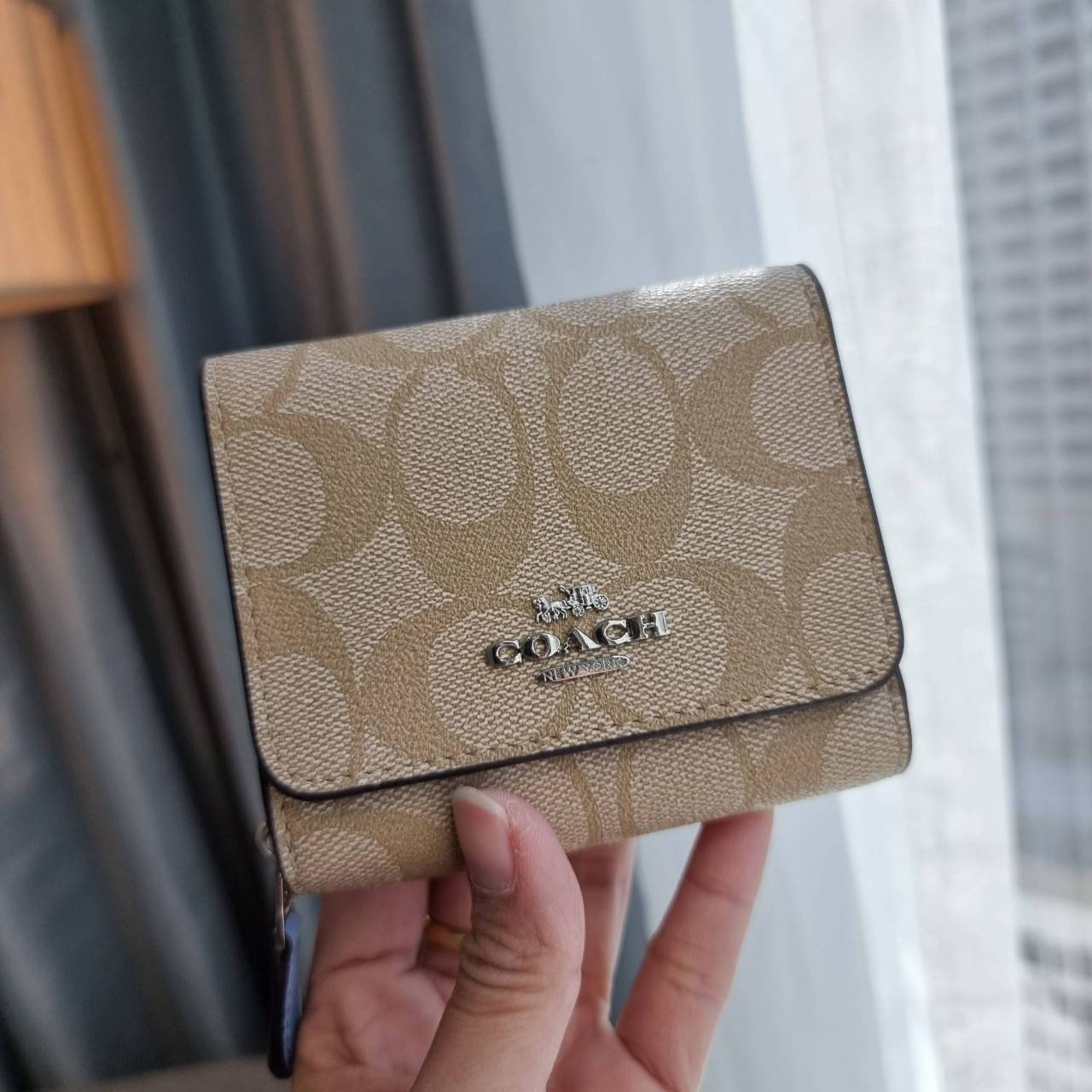 OUTLET 】COACH F41302 SMALL TRIFOLD WALLET IN SIGNATURE CANVAS สวยคลาสสิค พกพาง่าย ใบเล็กน่ารักน่าใช้ ต้องยกให้ใบนี้จ้า 💗💋 ตอบโจทย์คนชอบพกน้อยที่สุด!! กระเป๋าสตางค์ใบสั้นหนังแคนวาสเคลือบคุณภาพดี ภายในเป็นหนังแท้ ใส่บัตร ใส่ธนบัตรได้ทุกชนิด 